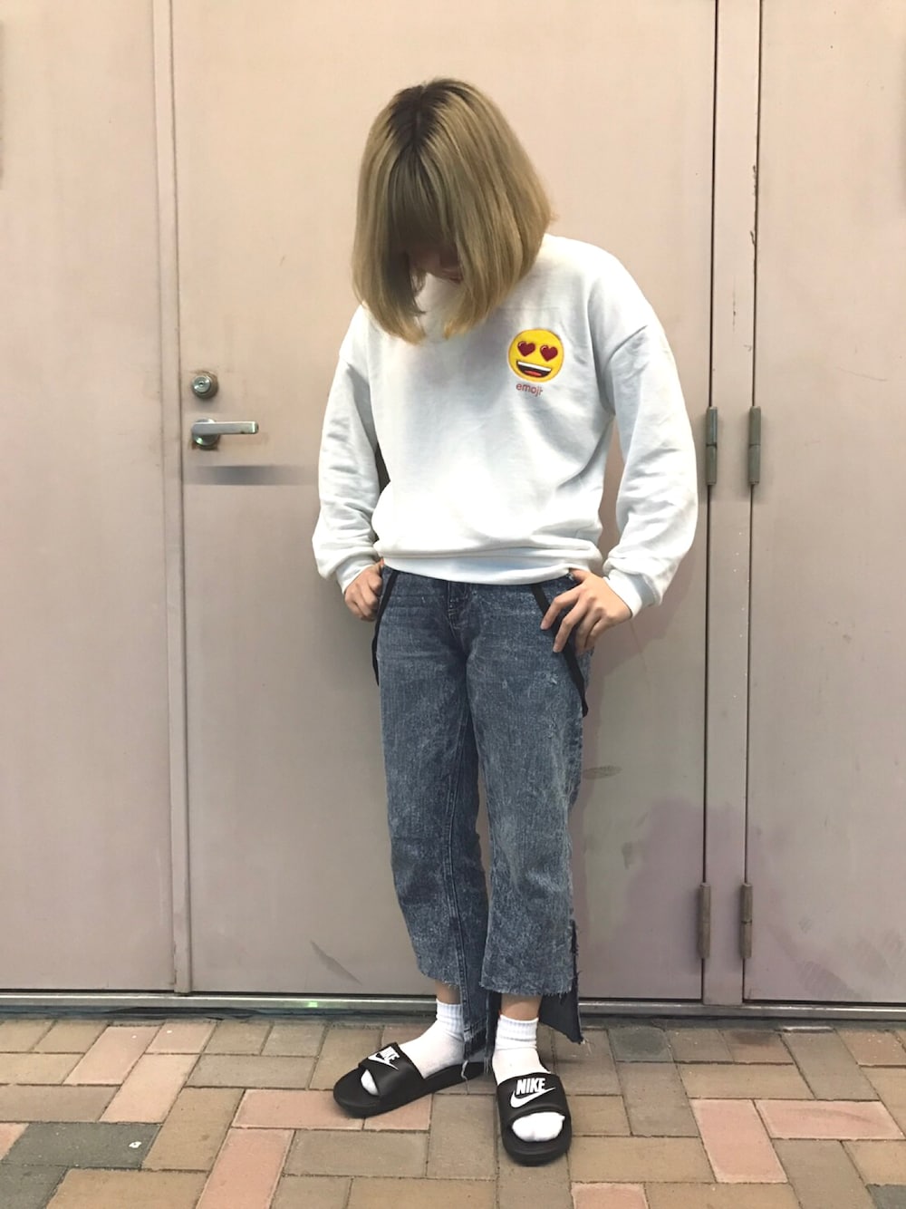「出勤コーデ、WEGO、新作、リメイク、サンダル」｜「WEGOの∴WEGO/emojiコラボ刺繍スウェット（スウェット、ホワイト系）」を使った、えれなさん（レディース・158cm）の春コーディネートの1枚目の写真