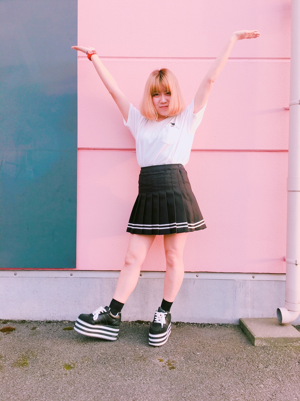 「オルチャンファッション、韓国ファッション、WEGO、出勤コーデ、白Tシャツ、プリーツスカート」｜「WEGOのWEGO/スラブVネックポケTシャツ（Tシャツ/カットソー、ホワイト系）」を使った、えれなさん（レディース・158cm）の春コーディネートの1枚目の写真