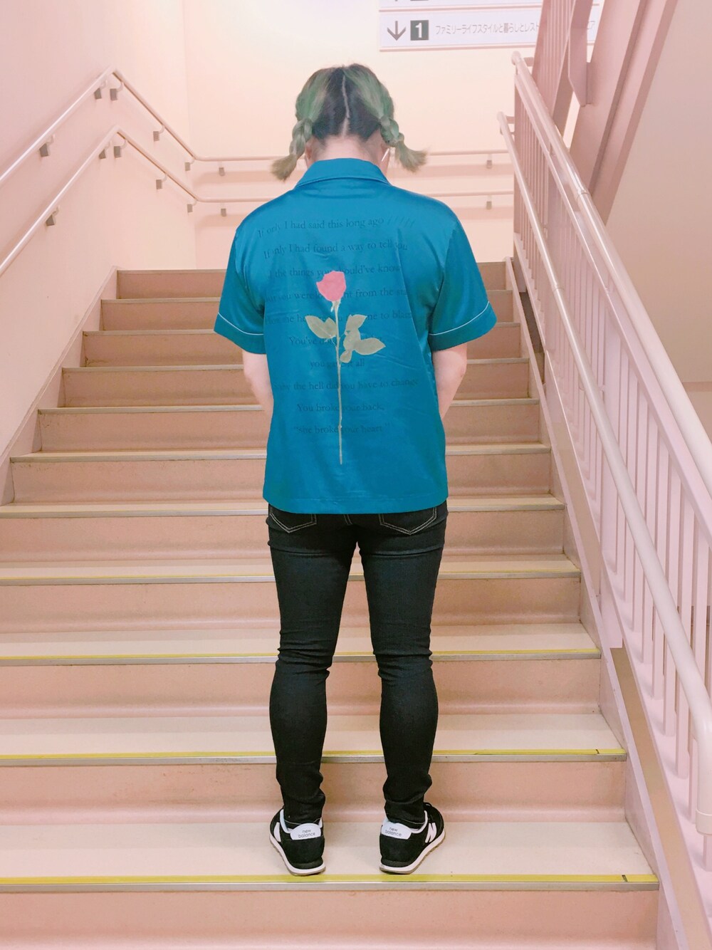 「出勤コーデ、SPINNS、三つ編み、韓国ファッション、Honeys」｜「SPINNSのバラ刺繍ボーリングシャツ（シャツ/ブラウス、ブルー系）」を使った、えれなさん（レディース・158cm）の春コーディネートの1枚目の写真