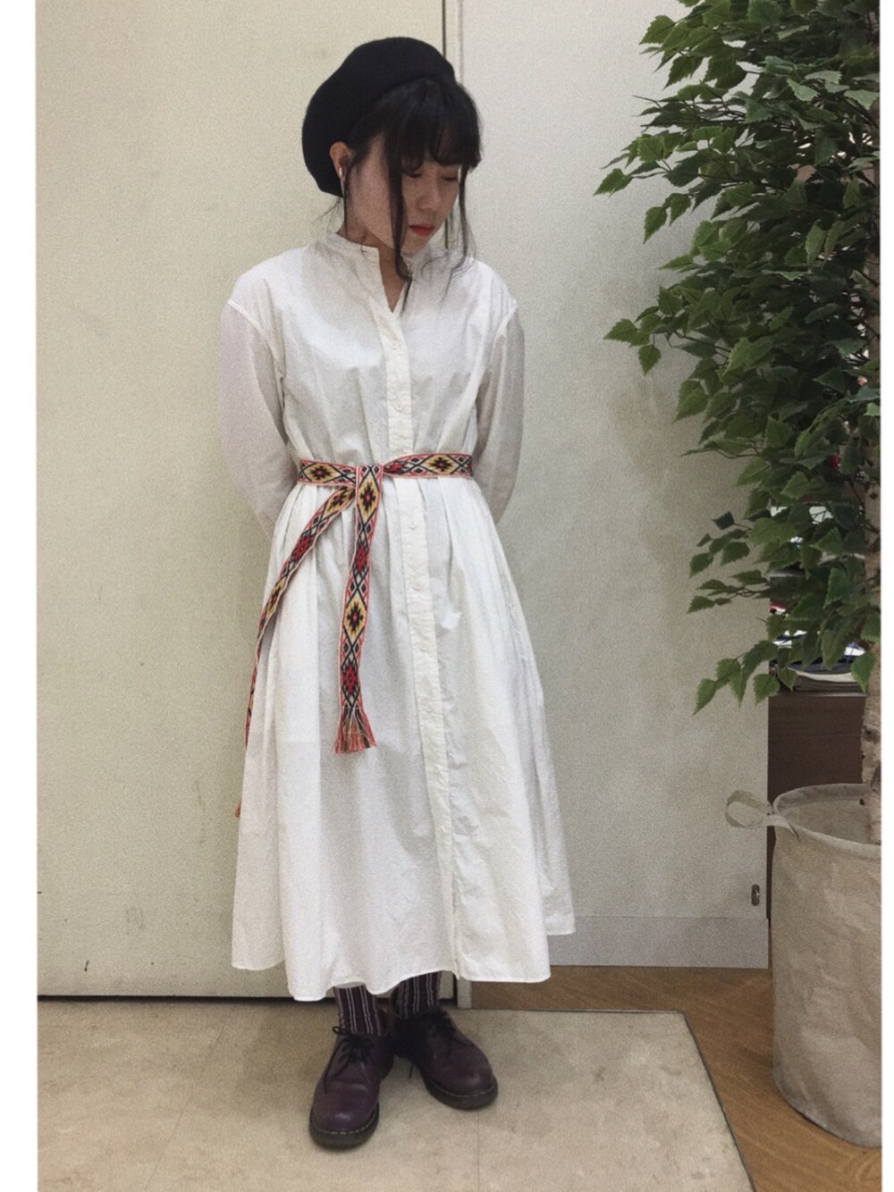 「秋コーデ、シンプルコーデ、ホワイトコーデ、Dr.Martens」｜「Dr. MartensのDr.Martens 1461 3アイレットシューズ（ブーツ、パープル系）」を使った、えれなさん（レディース・158cm）の秋コーディネートの1枚目の写真