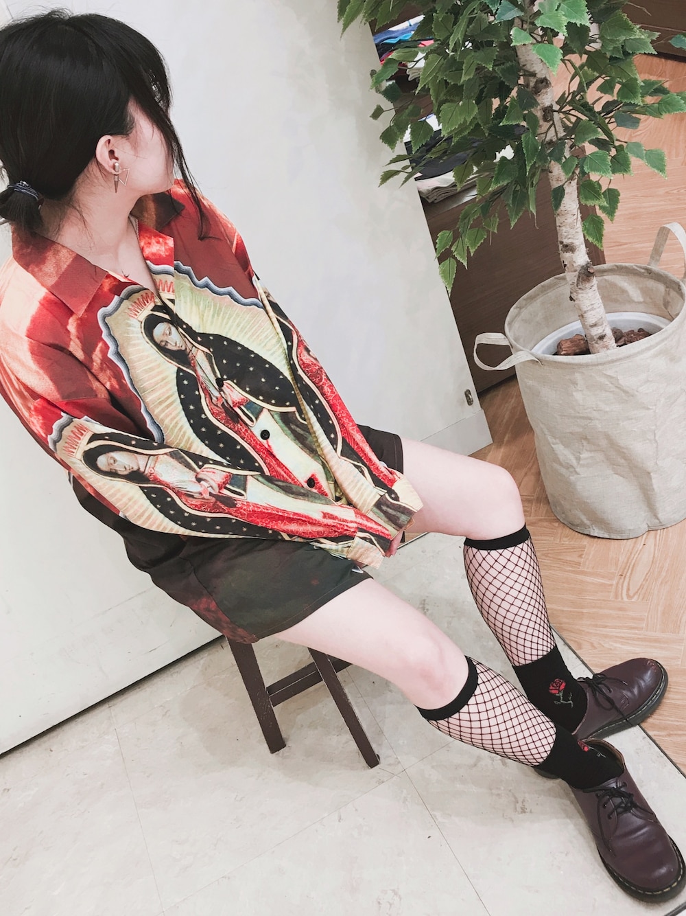 「シャツ、聖母マリア、網ハイソ、Dr.Martens、原宿、ootd」｜「Dr. MartensのDr.Martens 1461 3アイレットシューズ（ブーツ、パープル系）」を使った、えれなさん（レディース・158cm）の秋コーディネートの1枚目の写真