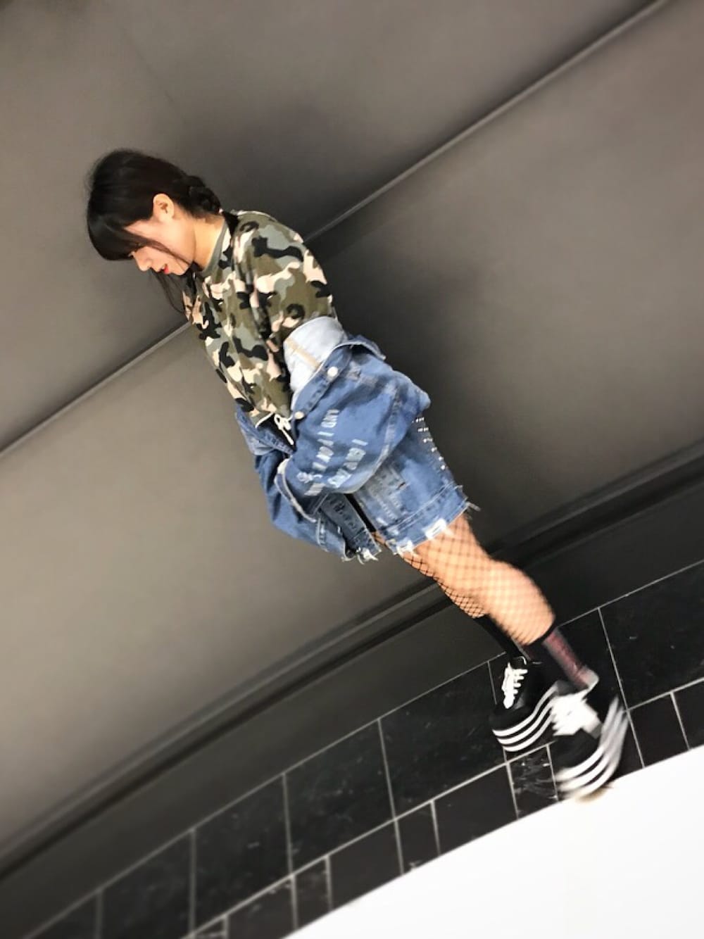 「autumn、秋のコーデ、迷彩、ラインスカート、網タイツ」｜「H&Mのアイテム（スウェット、グリーン系）」を使った、えれなさん（レディース・158cm）の秋コーディネートの1枚目の写真