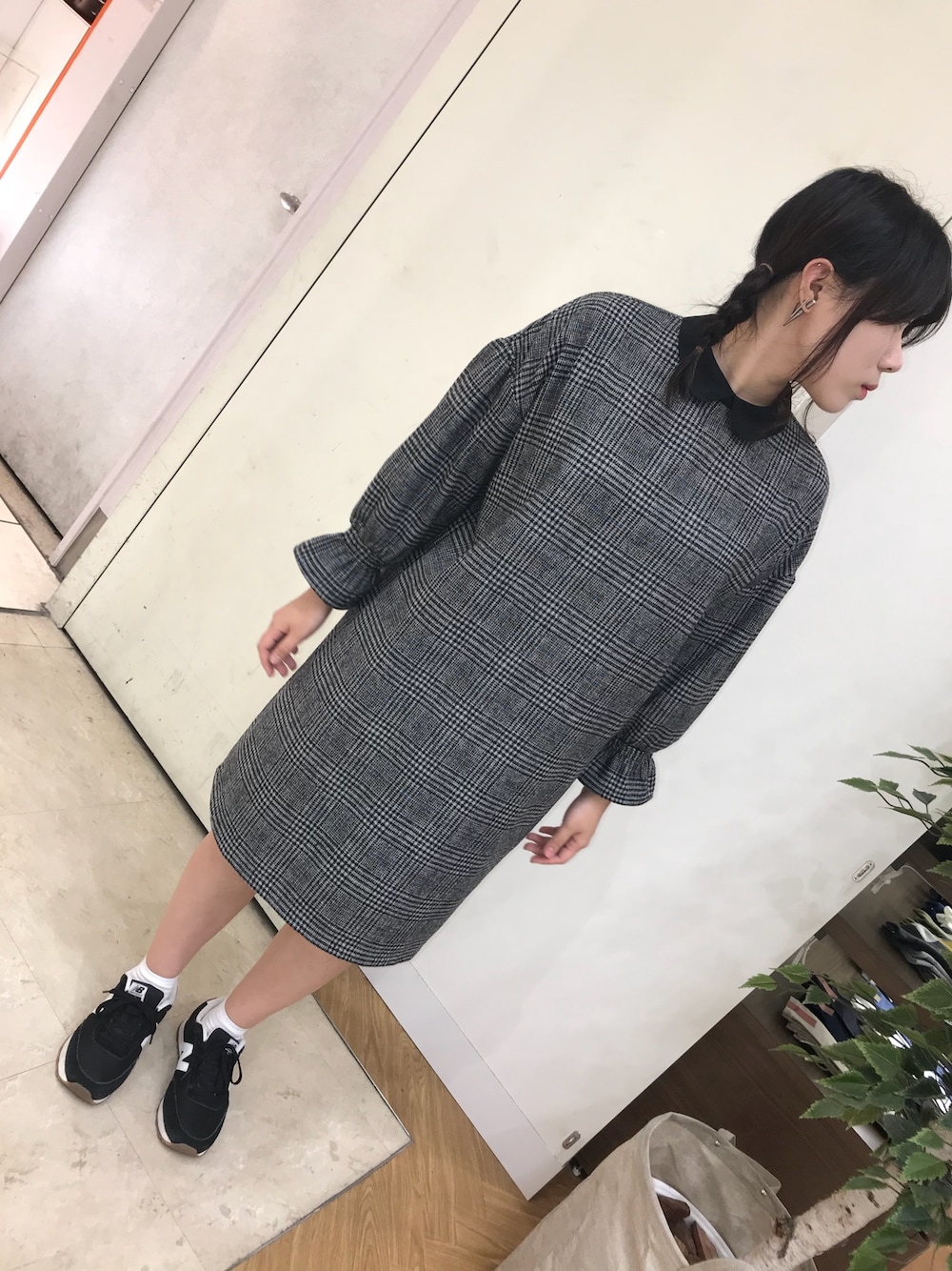 「ワンピース、ワンピース×スニーカー、r.p.s、グレンチェック、三つ編み、New Balance」｜「rpsのチェック衿付きキャンディースリーブワンピース（ワンピース、ブラウン系）」を使った、えれなさん（レディース・158cm）の秋コーディネートの1枚目の写真