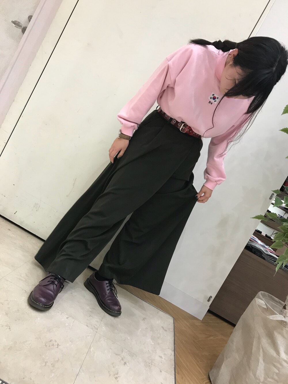 「韓国ファッション、SPINNS、WEGO、カーキ、ピンク、ootd」｜「SPINNSのアイテム（スウェット、ピンク系）」を使った、えれなさん（レディース・158cm）の秋コーディネートの1枚目の写真