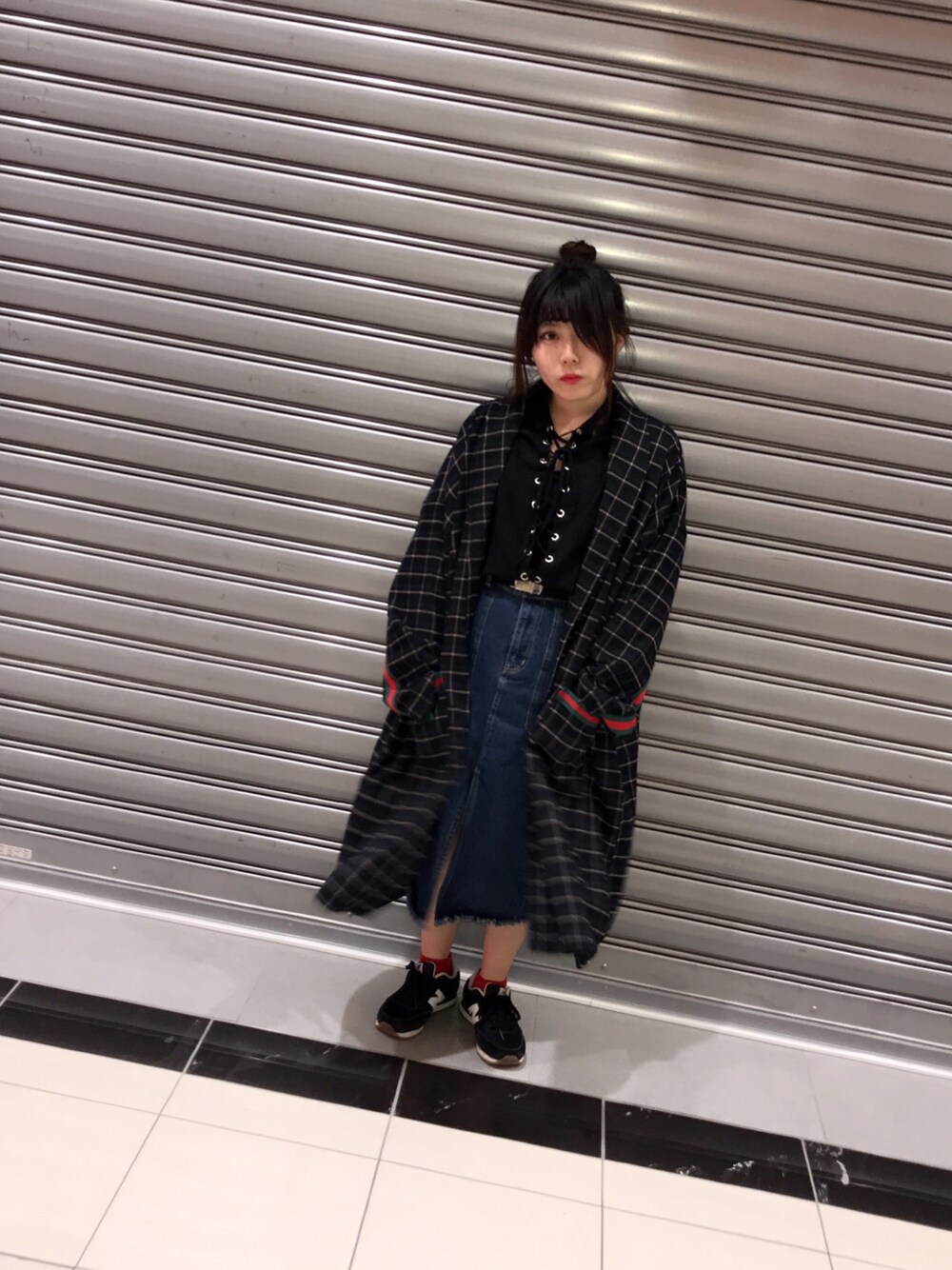 「Danke schon、New Balance、デニムスカート、お団子ヘアー、ootd」｜「DANKE SCHONのDankeSchon/ダンケシェーン/3Line Gown（その他アウター、グリーン系）」を使った、えれなさん（レディース・158cm）の冬コーディネートの1枚目の写真