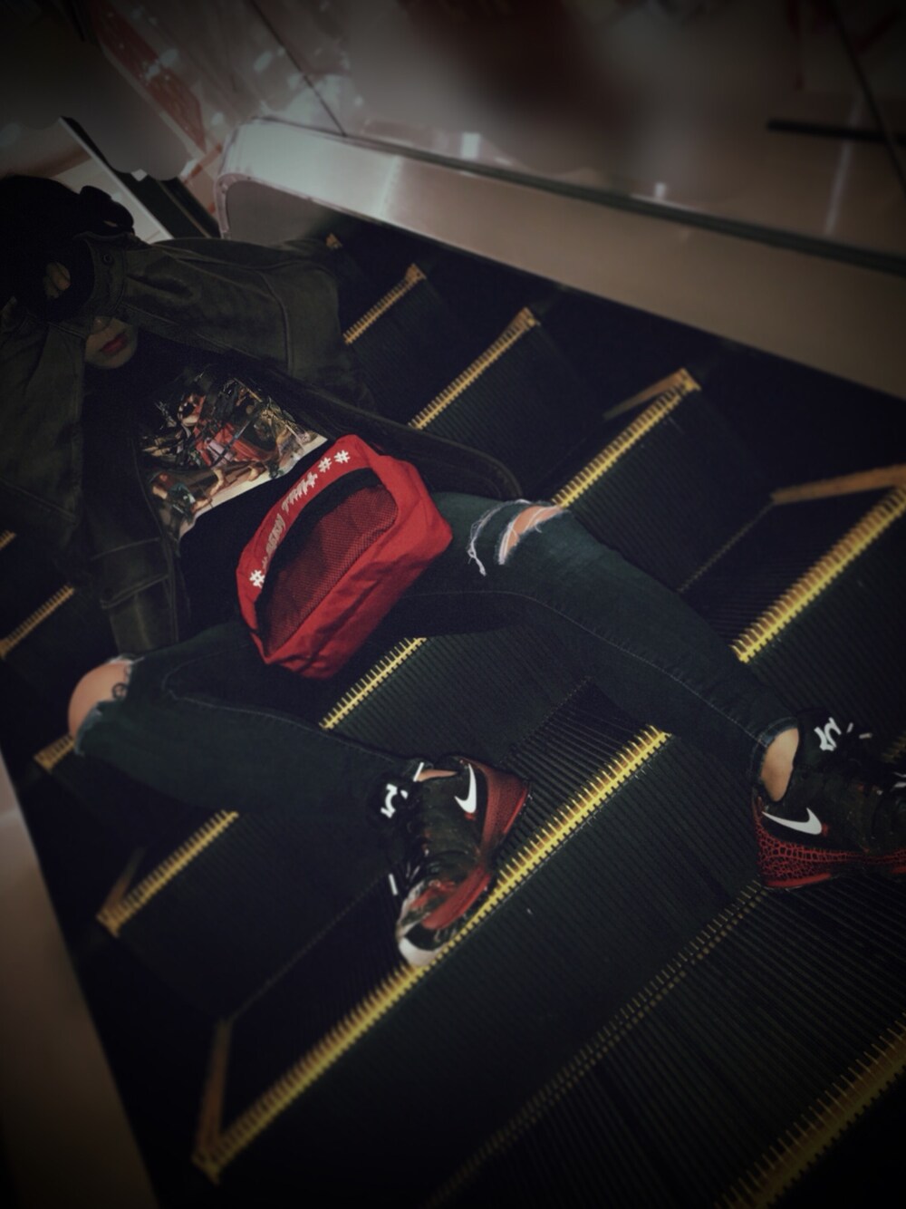 「never mind the XU、XU、BEEN TRILL、サコッシュ」｜「XUのアイテム（スウェット、ブラック系）」を使った、えれなさん（レディース・158cm）の冬コーディネートの1枚目の写真