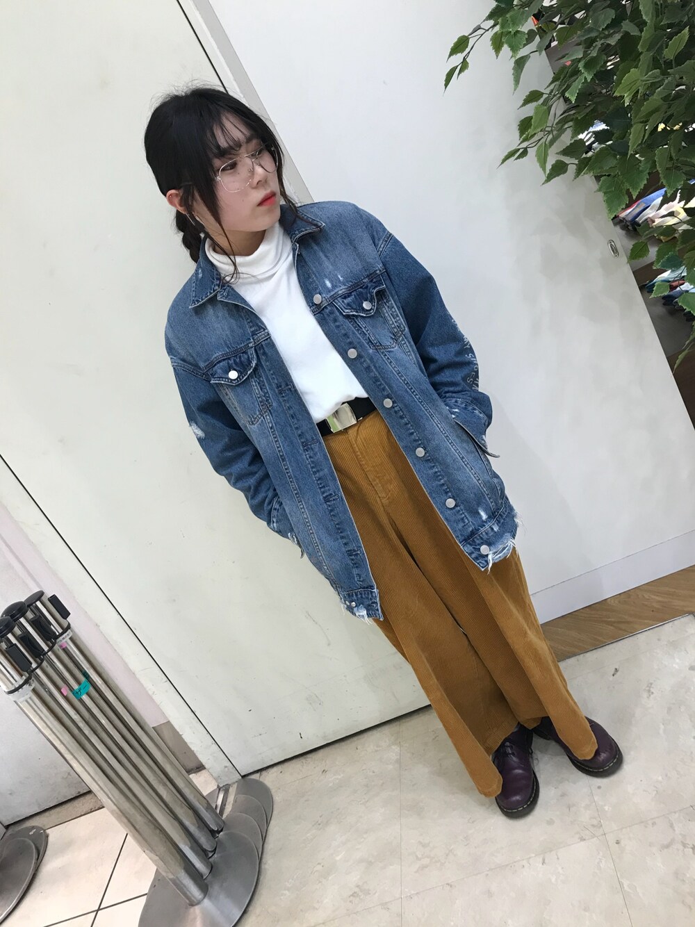 「コーデュロイ、WEGO、グローバルワーク(GLOBAL WORK)、Dr.Martens、着回し、伊達メガネ」｜「WEGOのWEGO/パッチロングデニムジャケット（デニムジャケット、ブルー系）」を使った、えれなさん（レディース・158cm）の冬コーディネートの1枚目の写真