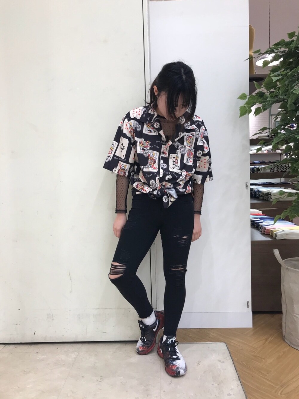 「原宿、NIKE、チュールトップス、H&M、GAP」｜「GAPのGap ミッドライズ ダメージ トゥルースキニー アンクルジーンズ（デニムパンツ、ブラック系）」を使った、えれなさん（レディース・158cm）の春コーディネートの1枚目の写真