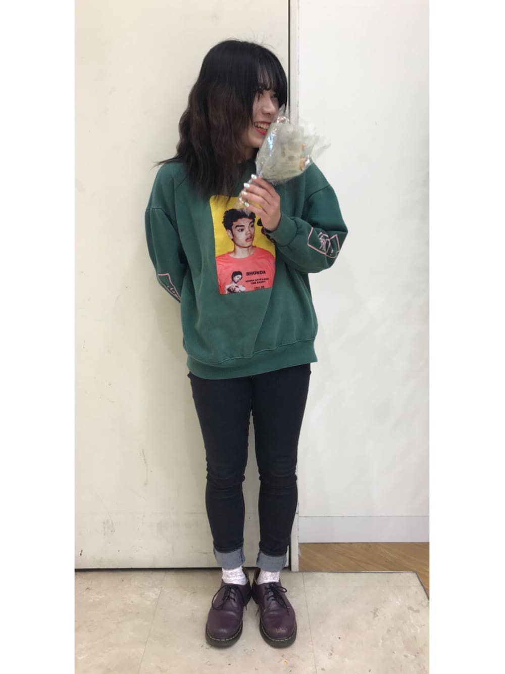 「韓国ファッション、オルチャンファッション、Dr.Martens、靴下屋」｜「Honeysの心地よくフィットするスリムスキニーデニム（デニムパンツ、ブラック系）」を使った、えれなさん（レディース・158cm）の春コーディネートの1枚目の写真