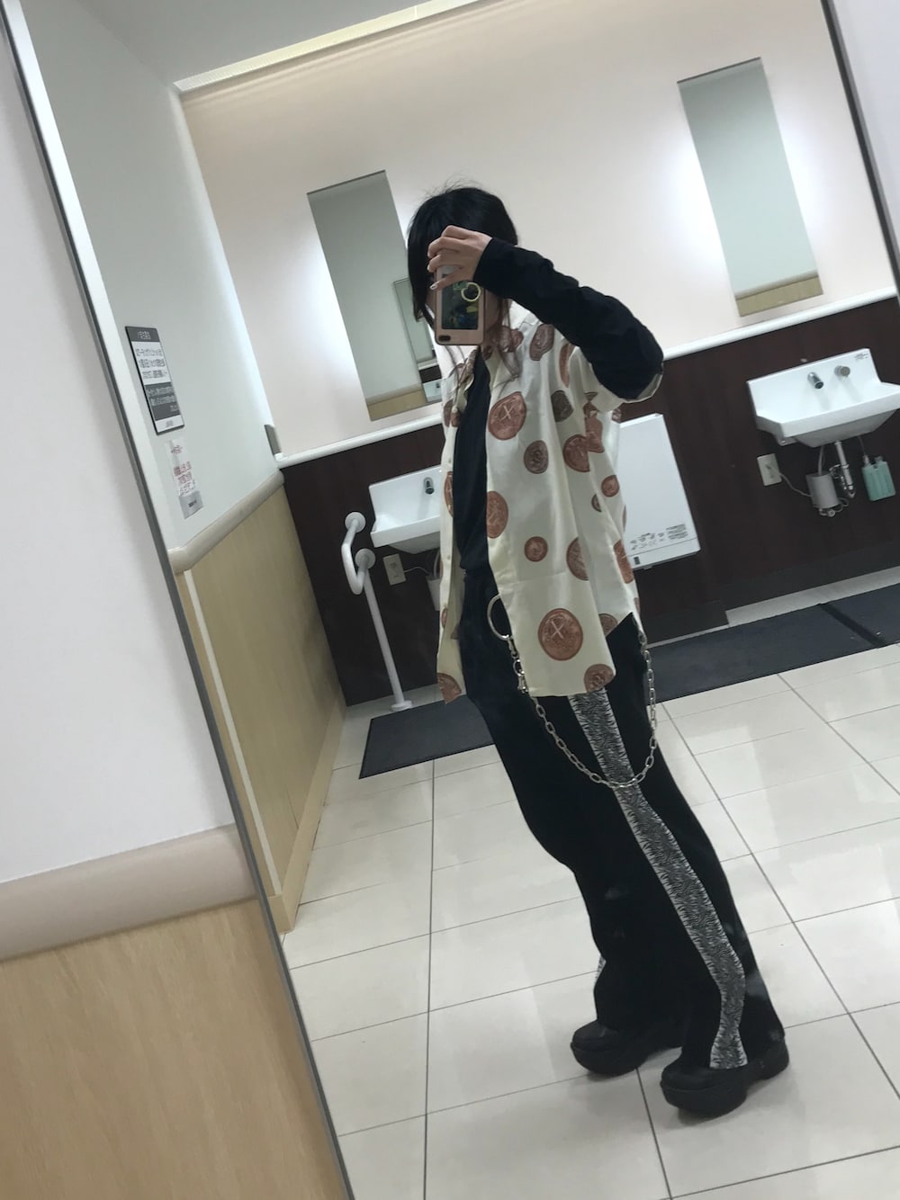 「SPINNS、never mind the XU、XU、原宿、シャツスタイル、厚底シューズ」｜「GUのアイテム（Tシャツ/カットソー、ブラック系）」を使った、えれなさん（レディース・158cm）の春コーディネートの1枚目の写真