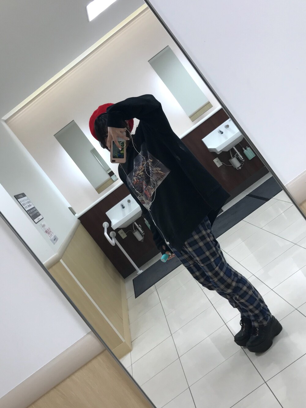 「WEGO、XU、never mind the XU、原宿、ブラック、black、チェック」｜「WEGOのWEGO/ロゴプリントベレー帽（ハンチング/ベレー帽、レッド系）」を使った、えれなさん（レディース・158cm）の春コーディネートの1枚目の写真