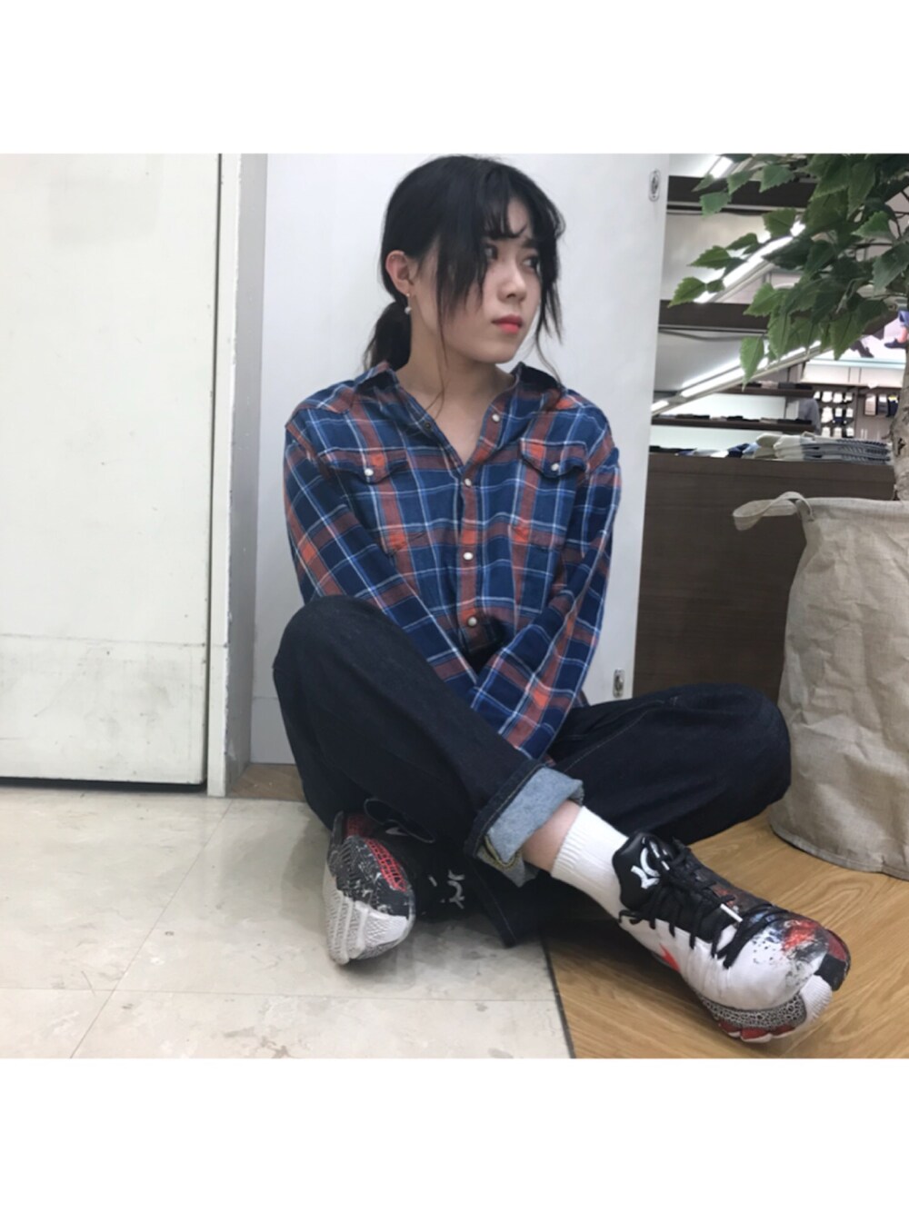 「オルチャンファッション、韓国ファッション、GAP、GU、NIKE、靴下屋、デニム」｜「GAPのアイテム（シャツ/ブラウス、ブルー系）」を使った、えれなさん（レディース・158cm）の春コーディネートの1枚目の写真