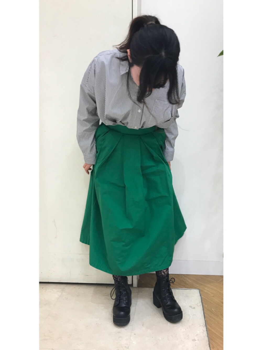「スカート、グリーン、WEGO、GU、靴下屋、シャツスタイル」｜「GUのアイテム（シャツ/ブラウス、ホワイト系）」を使った、えれなさん（レディース・158cm）の春コーディネートの1枚目の写真