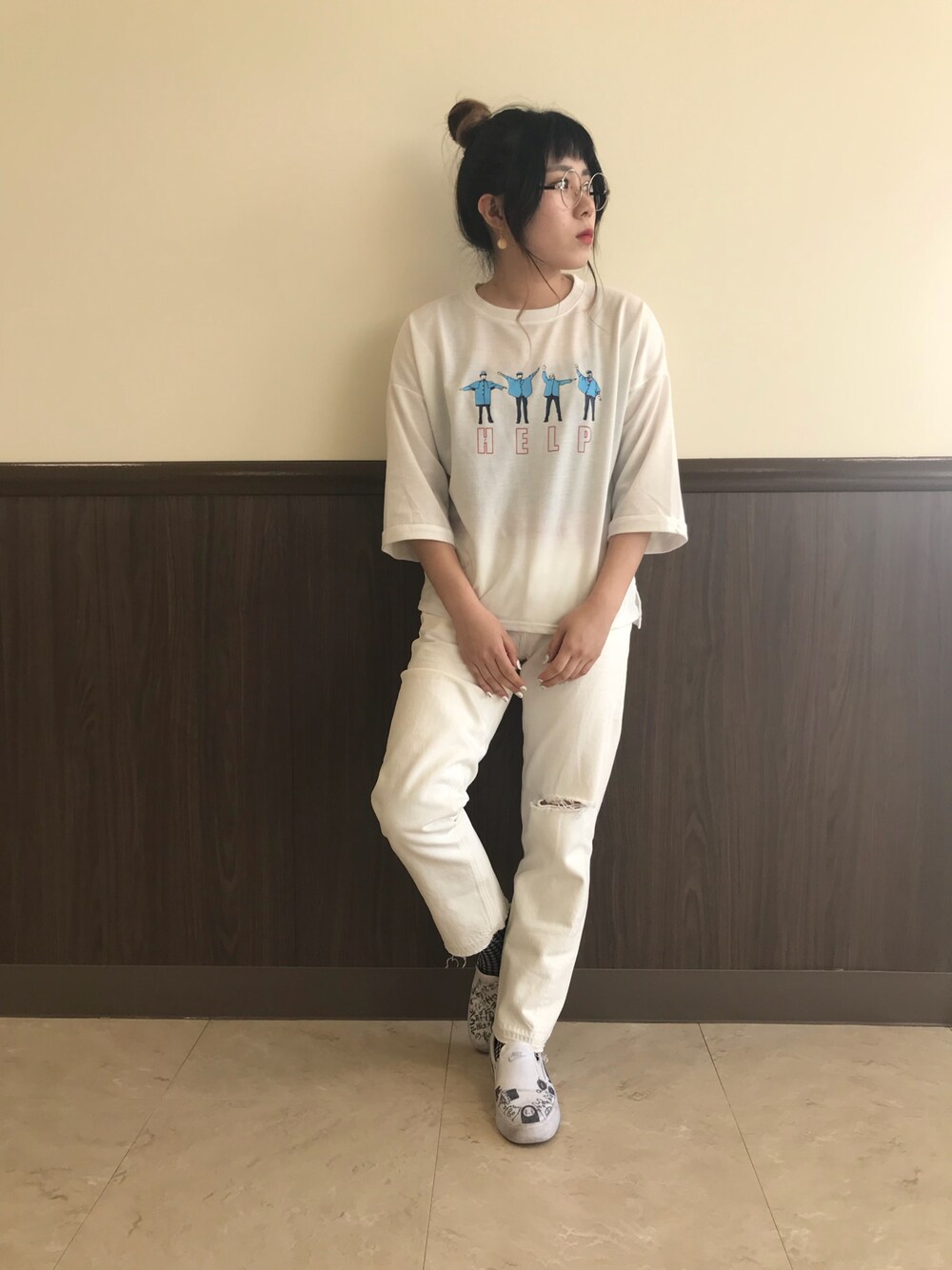 「白コーデ、ホワイトコーデ、GAP、韓国ファッション、白パンツ、NIKE、ギンガムチェック」｜「GAPのORIGINAL 1969 destructed vintage straight jeans（デニムパンツ、ホワイト系）」を使った、えれなさん（レディース・158cm）の春コーディネートの1枚目の写真