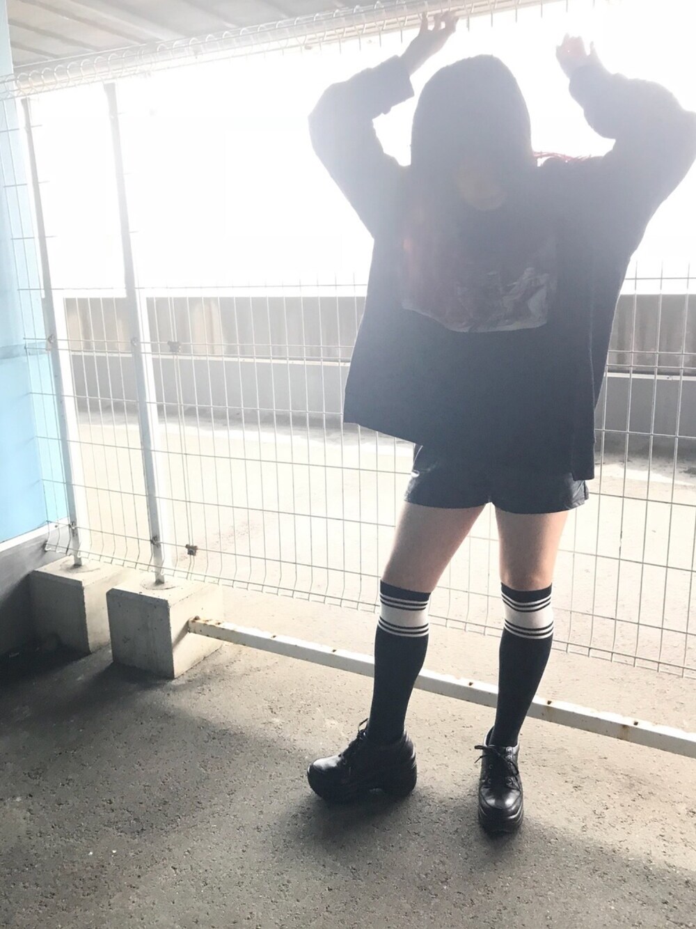 「オールブラック、never mind the XU、靴下屋、SPINNS、black、今日のコーデ」｜「nevermindxuのアイテム（スウェット、ブラック系）」を使った、えれなさん（レディース・158cm）の春コーディネートの1枚目の写真