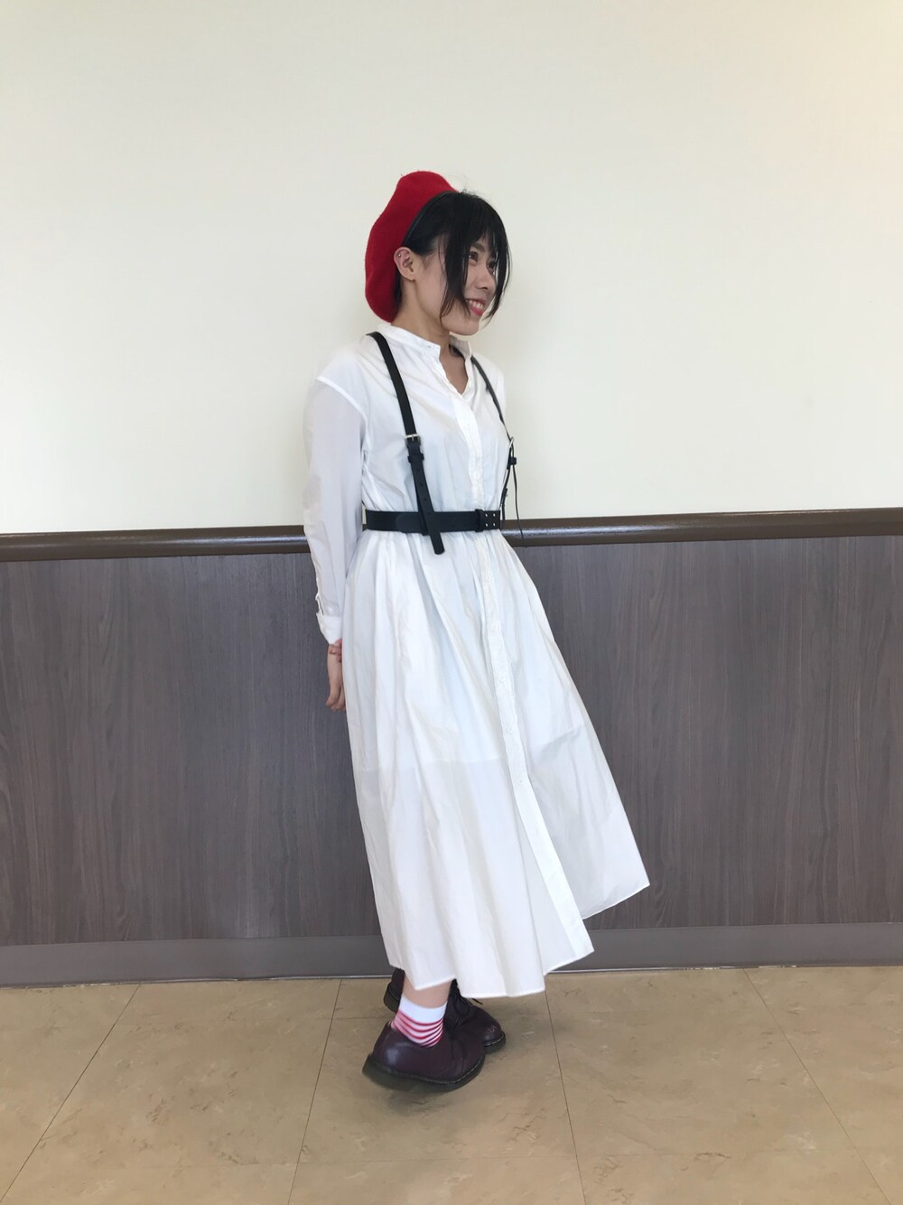 「ベレー帽、レッド、Dr.Martens、ボーダー、ホワイト、white、red、GU」｜「WEGOのWEGO/ロゴプリントベレー帽（ハンチング/ベレー帽、レッド系）」を使った、えれなさん（レディース・158cm）の春コーディネートの1枚目の写真