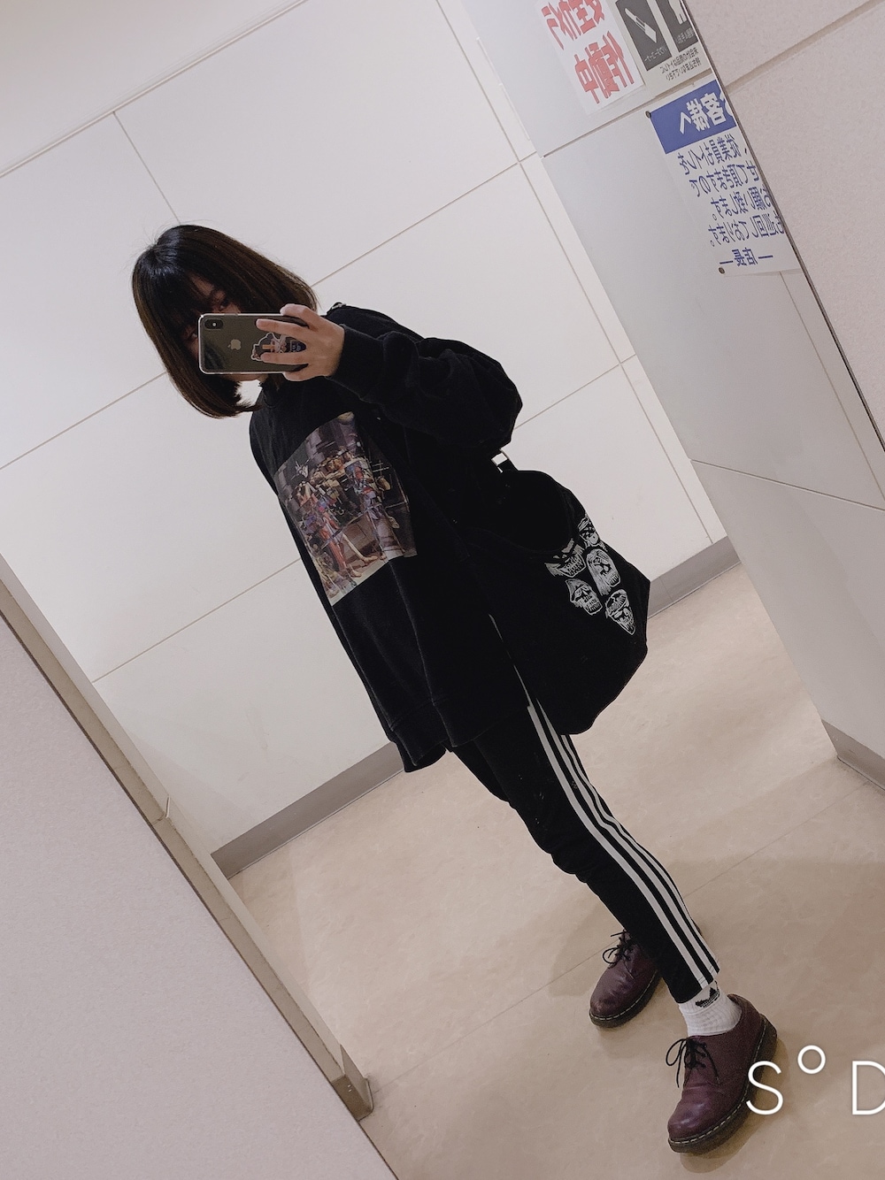 「2018マイベストコーデ、black、Dr.Martens、adidas、ラインパンツ」｜「XUのアイテム（スウェット、ブラック系）」を使った、えれなさん（レディース・158cm）の冬コーディネートの1枚目の写真