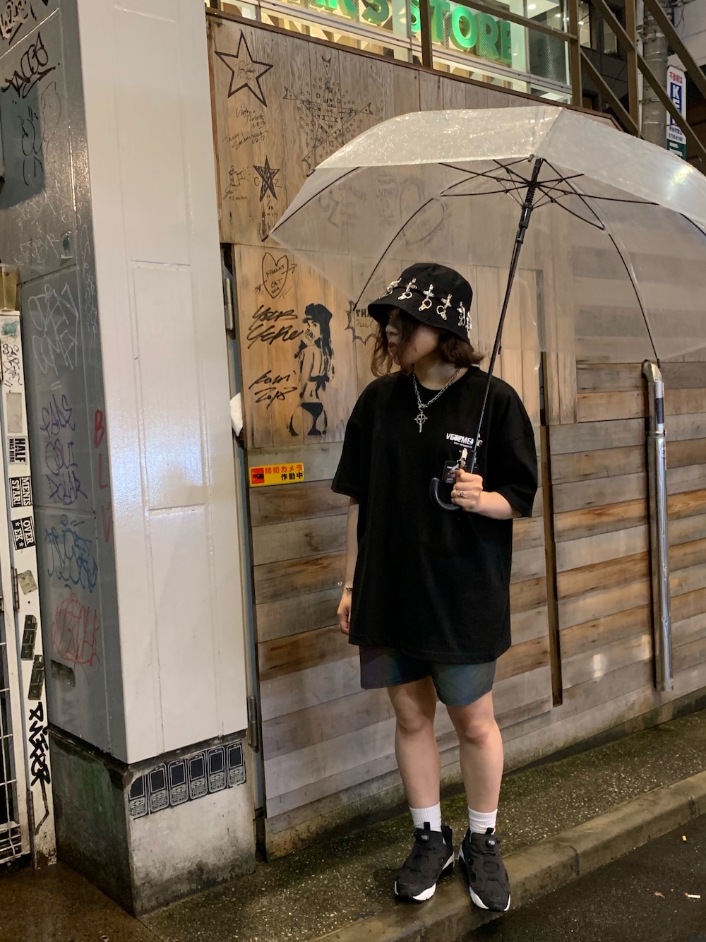 「masternumber、vetements、reebok」｜「後ろ姿のアイテム（トップス、ブラック系）」を使った、えれなさん（レディース・157cm）の夏コーディネートの1枚目の写真