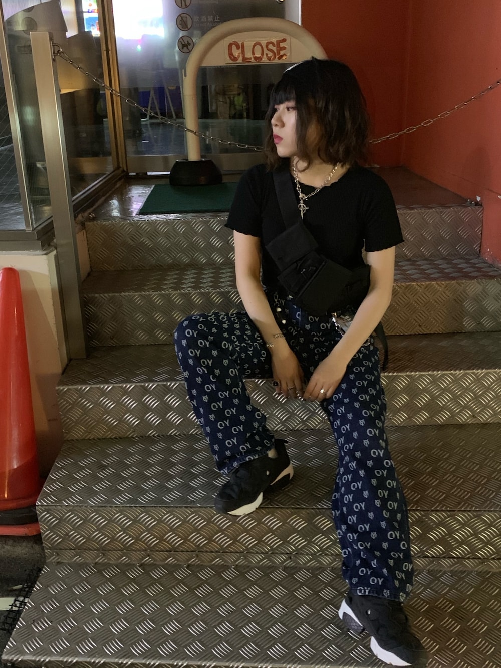 「OY、reebok」｜「OYの総柄ロゴデニムパンツ（デニムパンツ、ブルー系）」を使った、えれなさん（レディース・158cm）の夏コーディネートの1枚目の写真