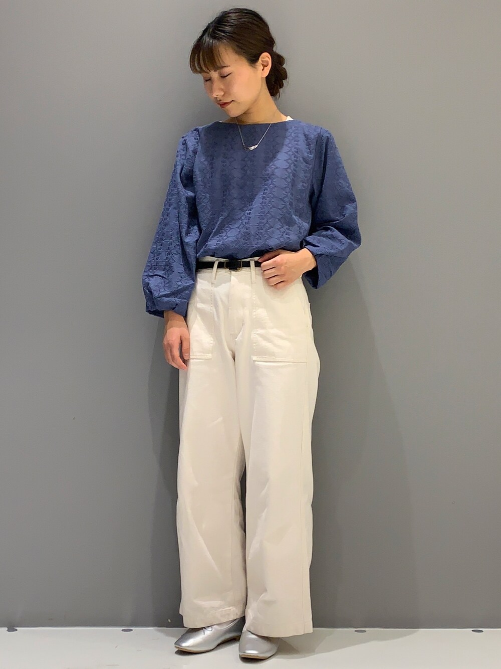 ブルー系のシャツ/ブラウス、ホワイト系のその他パンツ、シルバー系のバレエシューズを着用したレディースの春コーディネートの1枚目の写真