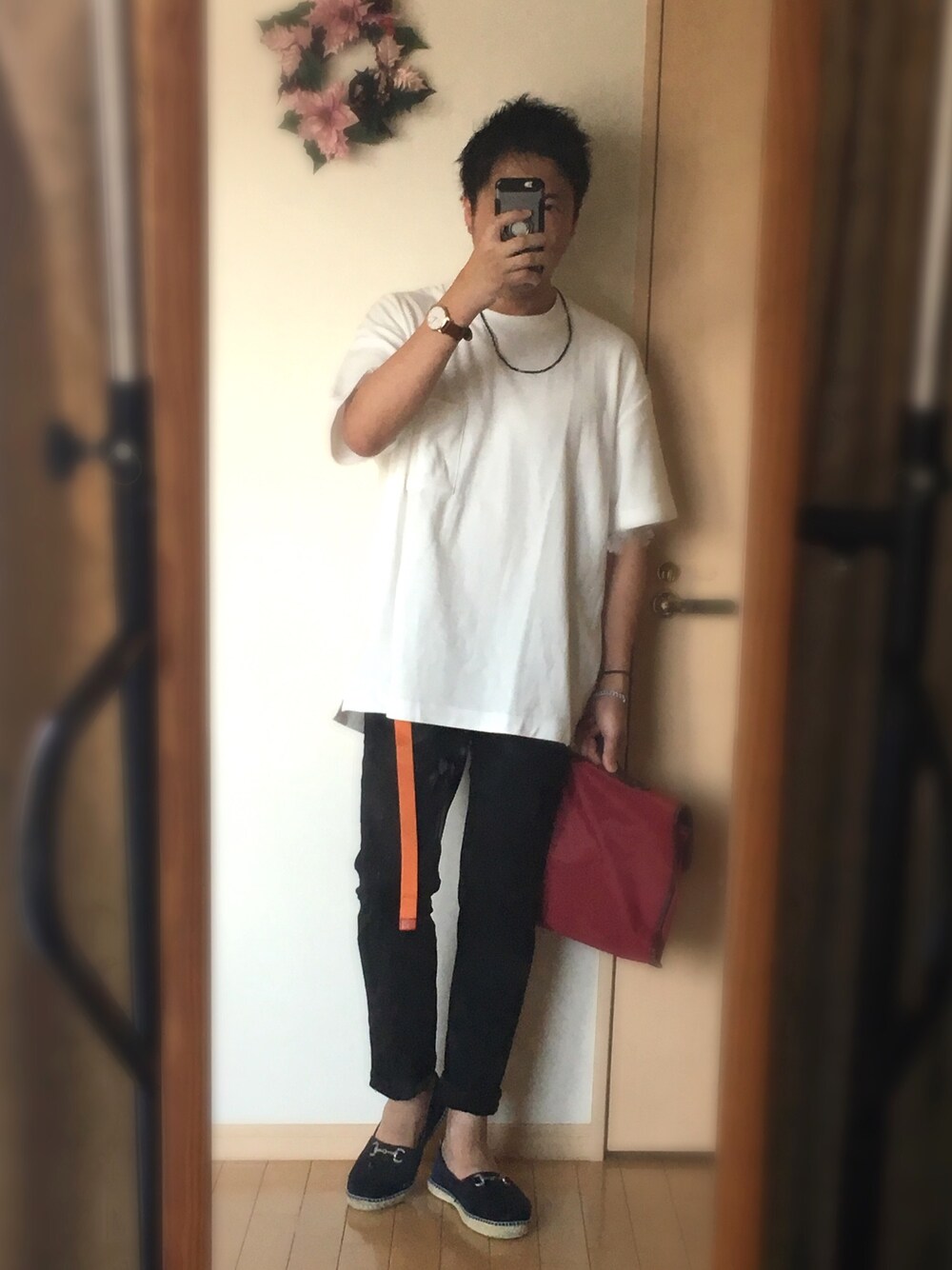「白Tシャツ、白カットソー、白T、夏コーデ、シンプルコーデ、モノトーン、黒スキニー、夏、ビッグシルエット、ビッグT」｜「UNIQLOのアイテム（Tシャツ/カットソー、ホワイト系）」を使った、Masato Kurosakiさん（メンズ・174cm）の夏コーディネートの1枚目の写真