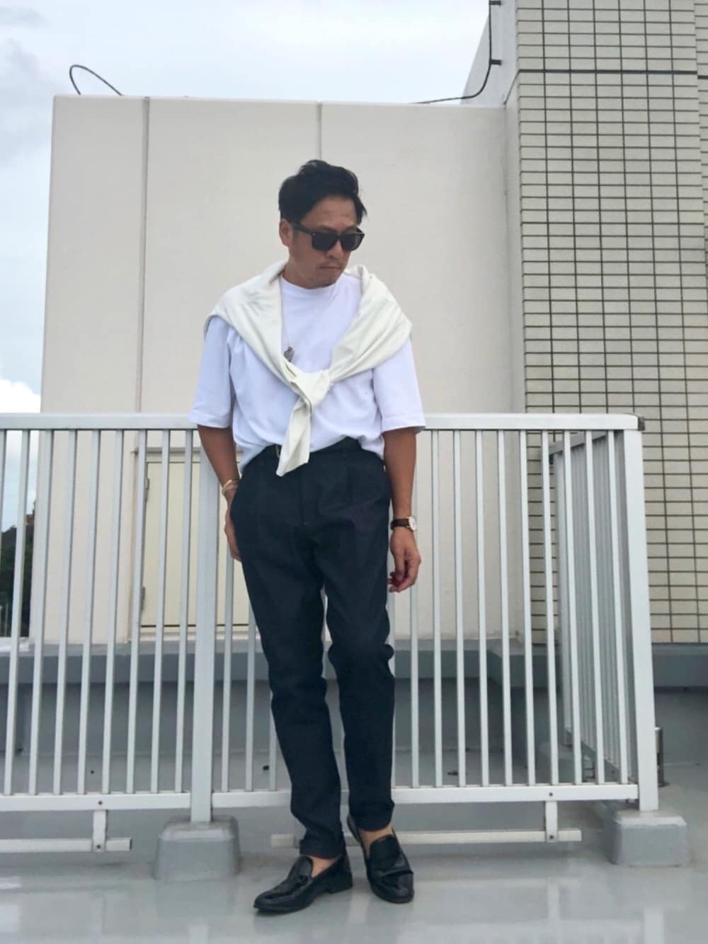 「Tシャツ×デニム、Tシャツスタイル、白Tシャツ、白Tシャツ×デニム、白T、白Tジーパン、白T×デニム、デニムにTシャツ、ジーパン、ジーンズ」｜「UNIQLOのアイテム（Tシャツ/カットソー、ホワイト系）」を使った、Masato Kurosakiさん（メンズ・174cm）の夏コーディネートの1枚目の写真