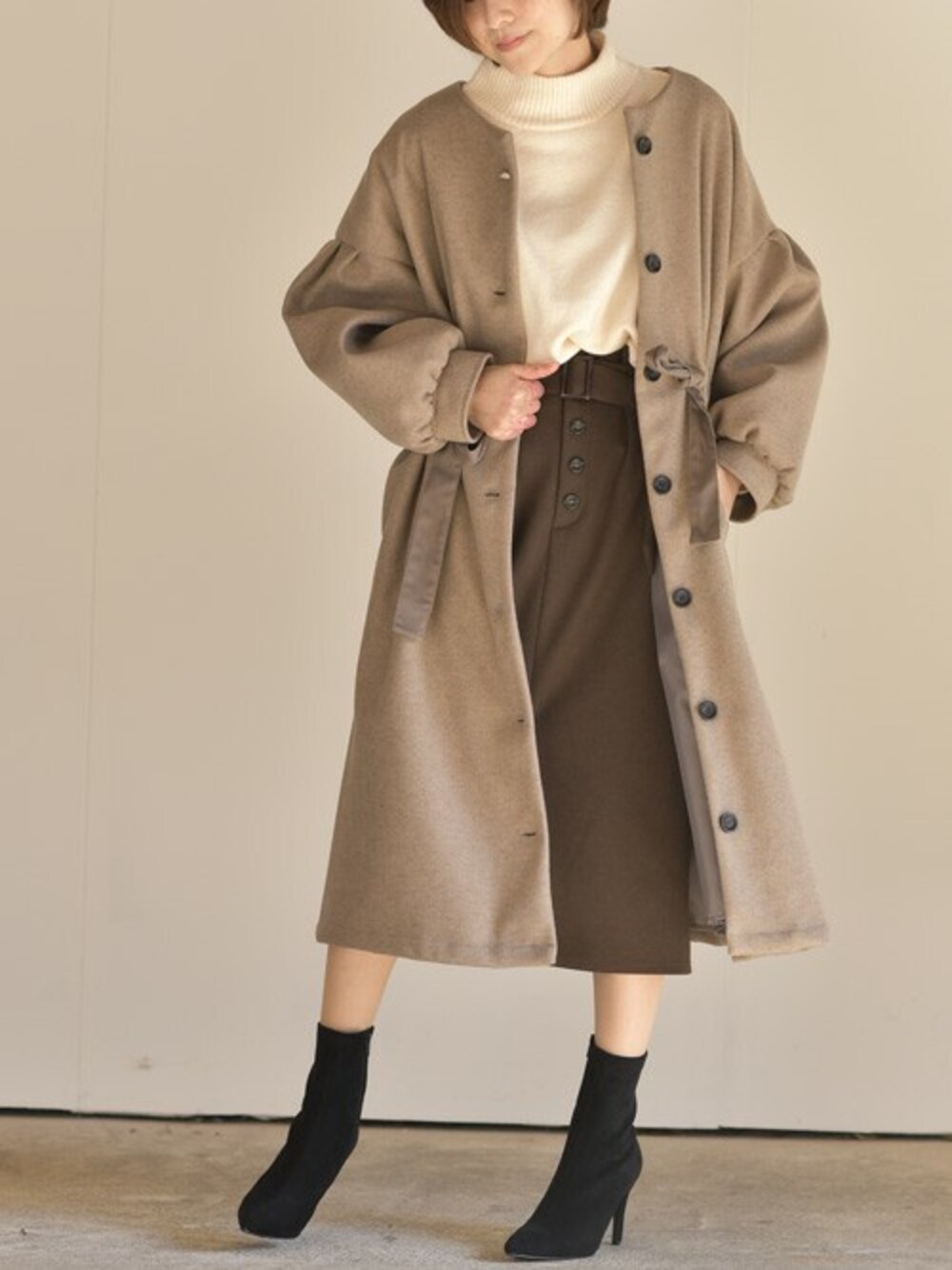 「コート、タイトスカート、ニット、ベージュ、ショートブーツ、ブラウン、フェミニン、大人女子、大人ガーリー」｜「rpsのベルト付ダブルフェイスナロースカート（スカート、ブラウン系）」を使った、rps_maniaさん（レディース・161cm）の秋コーディネートの1枚目の写真