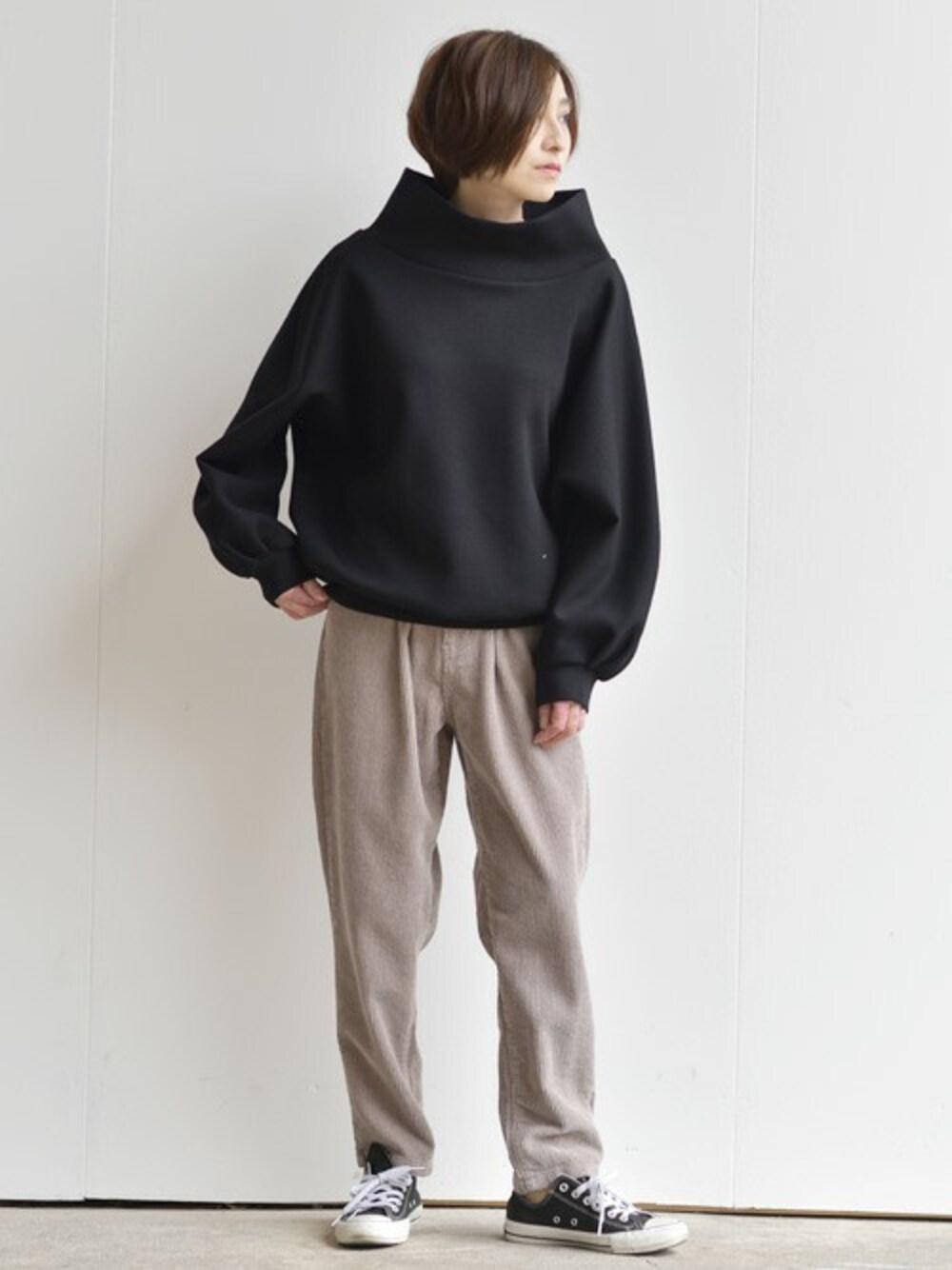 「スニーカー、ビッグシルエット、冬コーデ、オーバーサイズ、大人カジュアル、コーデュロイパンツ、プチプラ」｜「rpsのゆるハイネックダンボールカットドルマンプルオーバー（その他トップス、ブラック系）」を使った、rps_maniaさん（レディース・161cm）の冬コーディネートの1枚目の写真