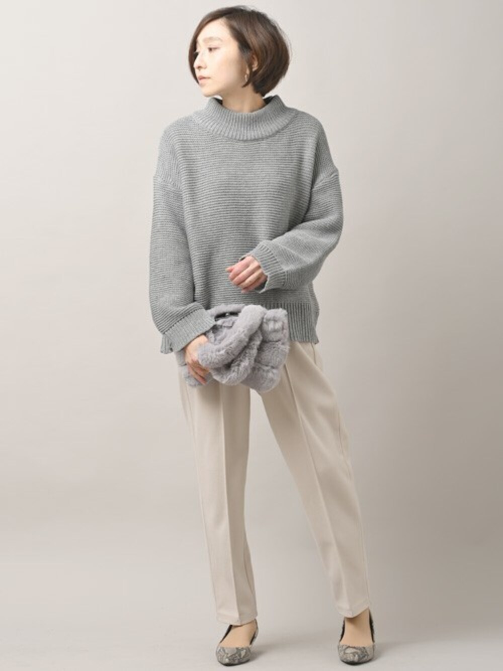 「テーパードパンツ、グレー、ハイネック、冬コーデ、大人カジュアル、プチプラ、ファーバッグ、パイソン柄、ざっくりニット」｜「rpsのガーター編みプチハイネックプルオーバー（ニット/セーター、グレー系）」を使った、rps_maniaさん（レディース・161cm）の冬コーディネートの1枚目の写真