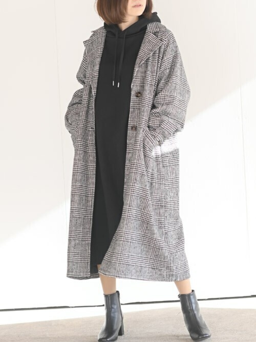 「チェック、ショートブーツ、ロングコート、セール、大人女子、パーカーワンピース、rps」｜「rpsの裏起毛パーカーワンピース（ワンピース、ブラック系）」を使った、rps_maniaさん（レディース・161cm）の冬コーディネートの1枚目の写真