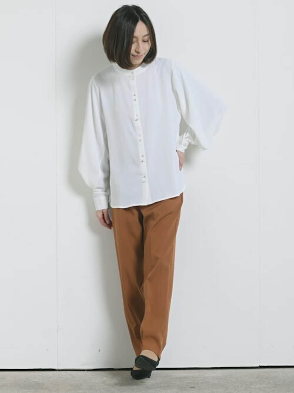「テーパードパンツ、ブラウス、スラックス、オレンジ、大人女子、オフィスカジュアル、ボリューム袖、rps」｜「rpsのダブルボタンタック袖ブラウス（シャツ/ブラウス、ホワイト系）」を使った、rps_maniaさん（レディース・161cm）の冬コーディネートの1枚目の写真