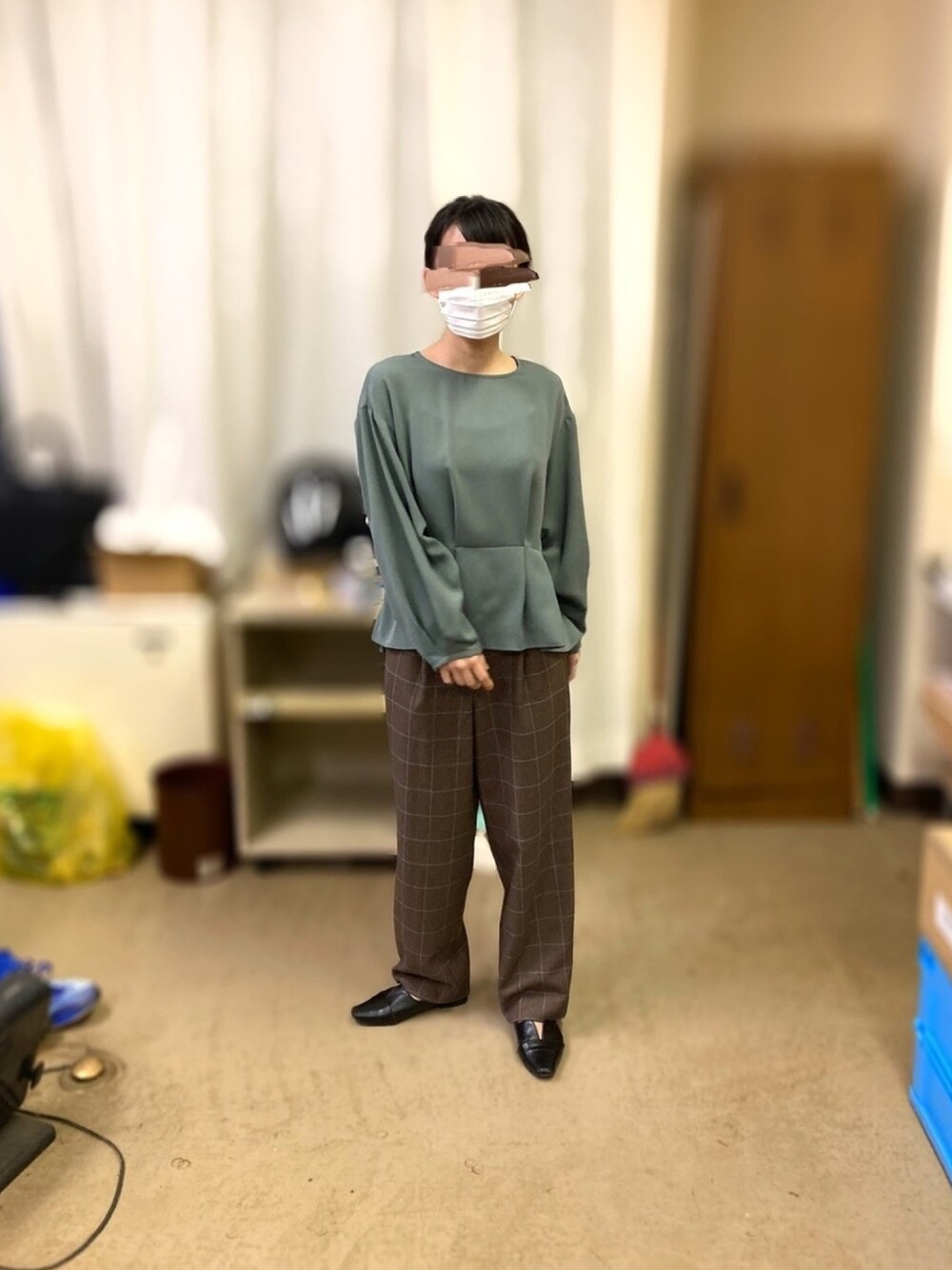 グレー系のシャツ/ブラウス、その他のその他パンツ、ブラック系のローファーを着用したレディースの秋コーディネートの1枚目の写真