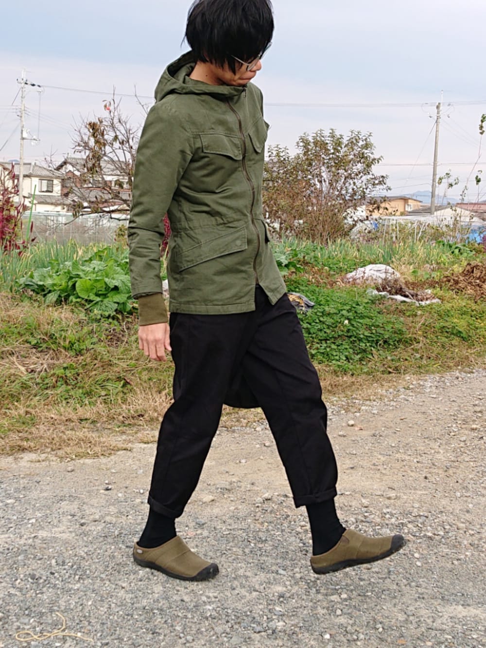 「秋KEEN、キーン、keen、KEENONLINE、ハウザー、HOWSER、モッズコート、カーキ」｜「KEENのKEEN/キーン HOWSER SLIDE 1021623 クロッグシューズ（スリッポン、グリーン系）」を使った、Ｄさん（メンズ・178cm）の秋コーディネートの1枚目の写真