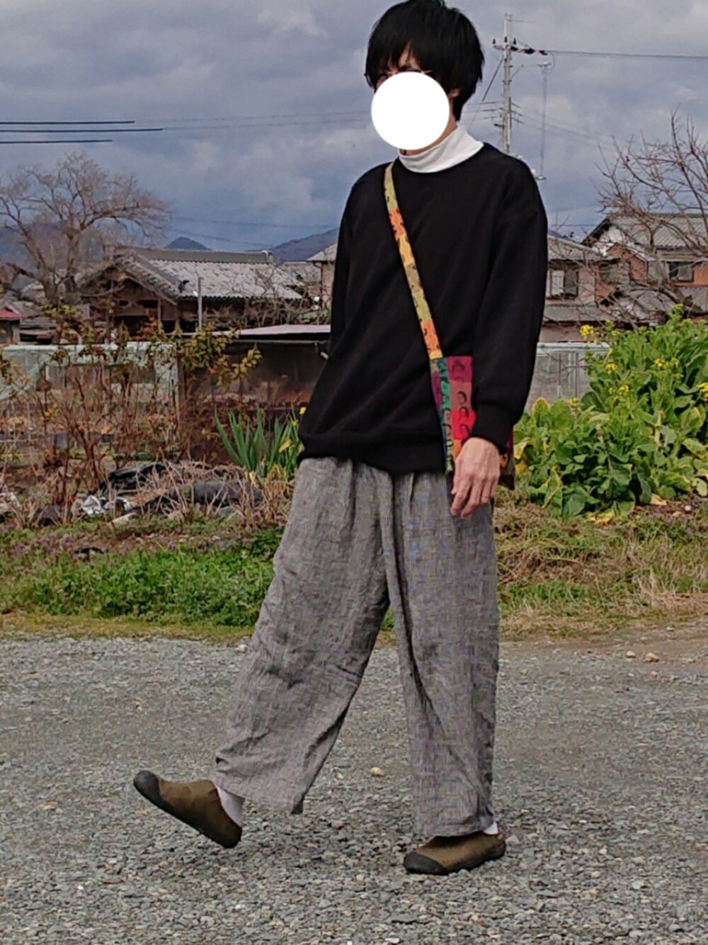 「ゆるコーデ、スウェット、HOWSER、ハウザー、keen、キーン、KEENONLINE」｜「AMERICAN HOLICの麻混バックポケットワイドパンツ（その他パンツ、ブルー系）」を使った、Ｄさん（メンズ・178cm）の冬コーディネートの1枚目の写真
