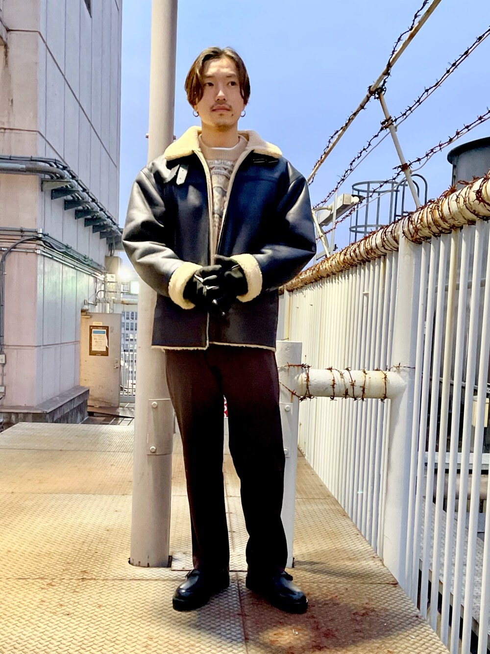 「ムートン、ボア、レザー、ワイドパンツ、フェアアイル、ニット、革靴、カジュアルコーデ、tk.TAKEO KIKUCHI、ルミネ立川」｜「tk.TAKEO KIKUCHIのフェイクムートンジャケット（ブルゾン、ブラック系）」を使った、TERAさん（メンズ・170cm）の秋コーディネートの1枚目の写真