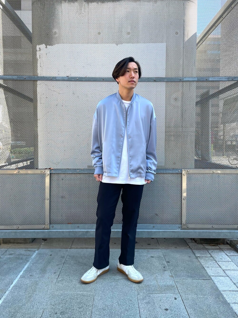 「くすみカラー、ぶるー、サテン、フレアパンツ、ジャーマントレーナー、はるコーデ、休日スタイル、シンプル、ルミネ立川、tk.TAKEO KIKUCHI」｜「tk.TAKEO KIKUCHIのビンテージサテンリブブルゾン（ブルゾン、ブルー系）」を使った、TERAさん（メンズ・170cm）の冬コーディネートの1枚目の写真