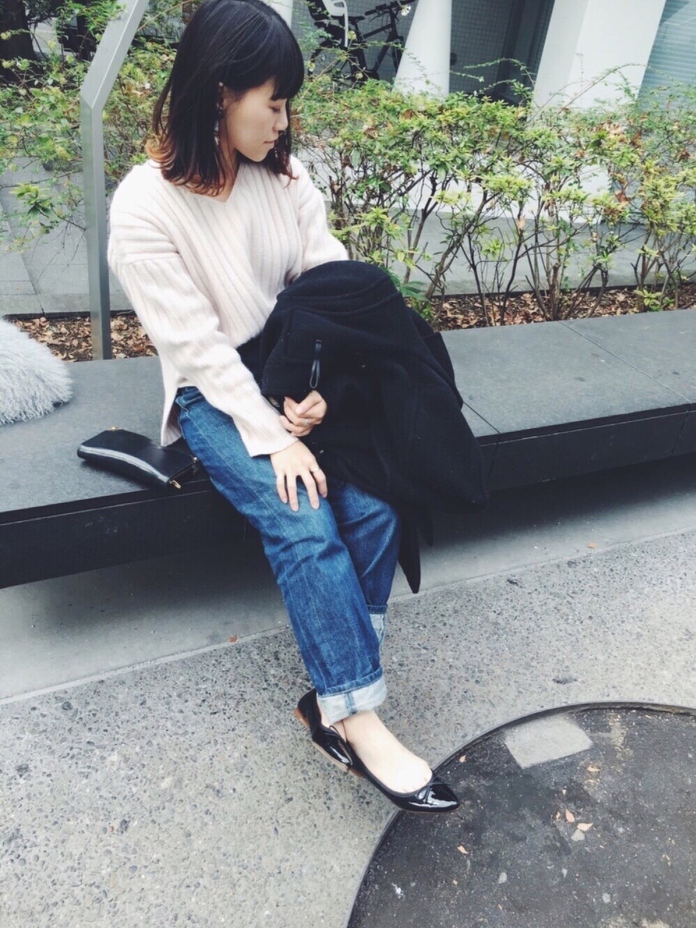 「オトナカジュアル、ootd、winter、Vネックニット、ピンク、バレエシューズ」｜「Levi'sのアイテム（デニムパンツ、ブルー系）」を使った、CalWangさん（レディース・158cm）の冬コーディネートの1枚目の写真