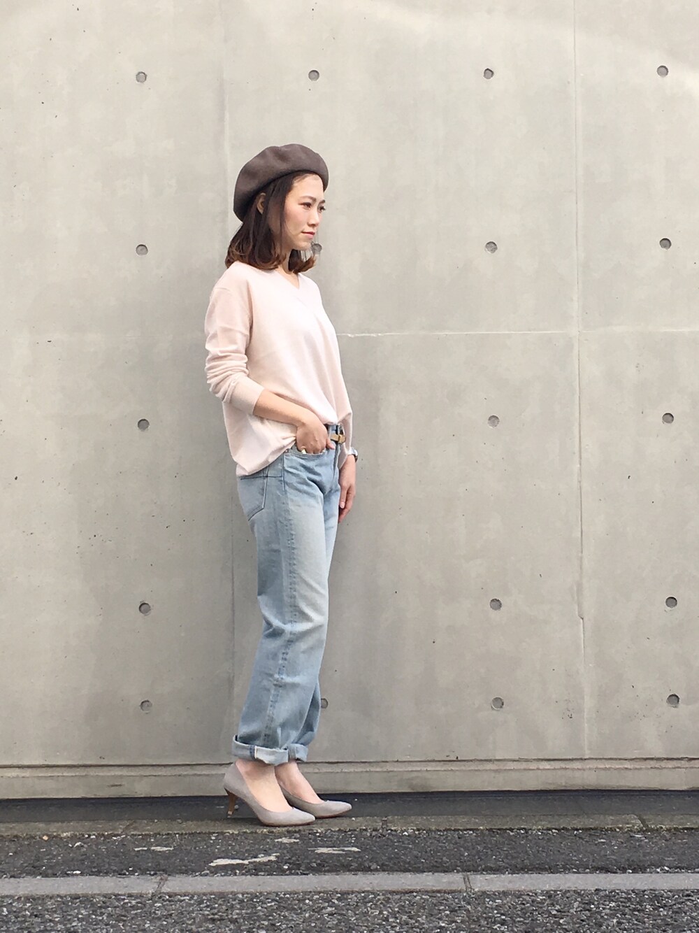 「デニムパンツ、シンプル、ラフ、outfit、大人カジュアル、ピンク」｜「Abahouse DevinetteのVネックニット（ニット/セーター、ピンク系）」を使った、CalWangさん（レディース・158cm）の冬コーディネートの1枚目の写真