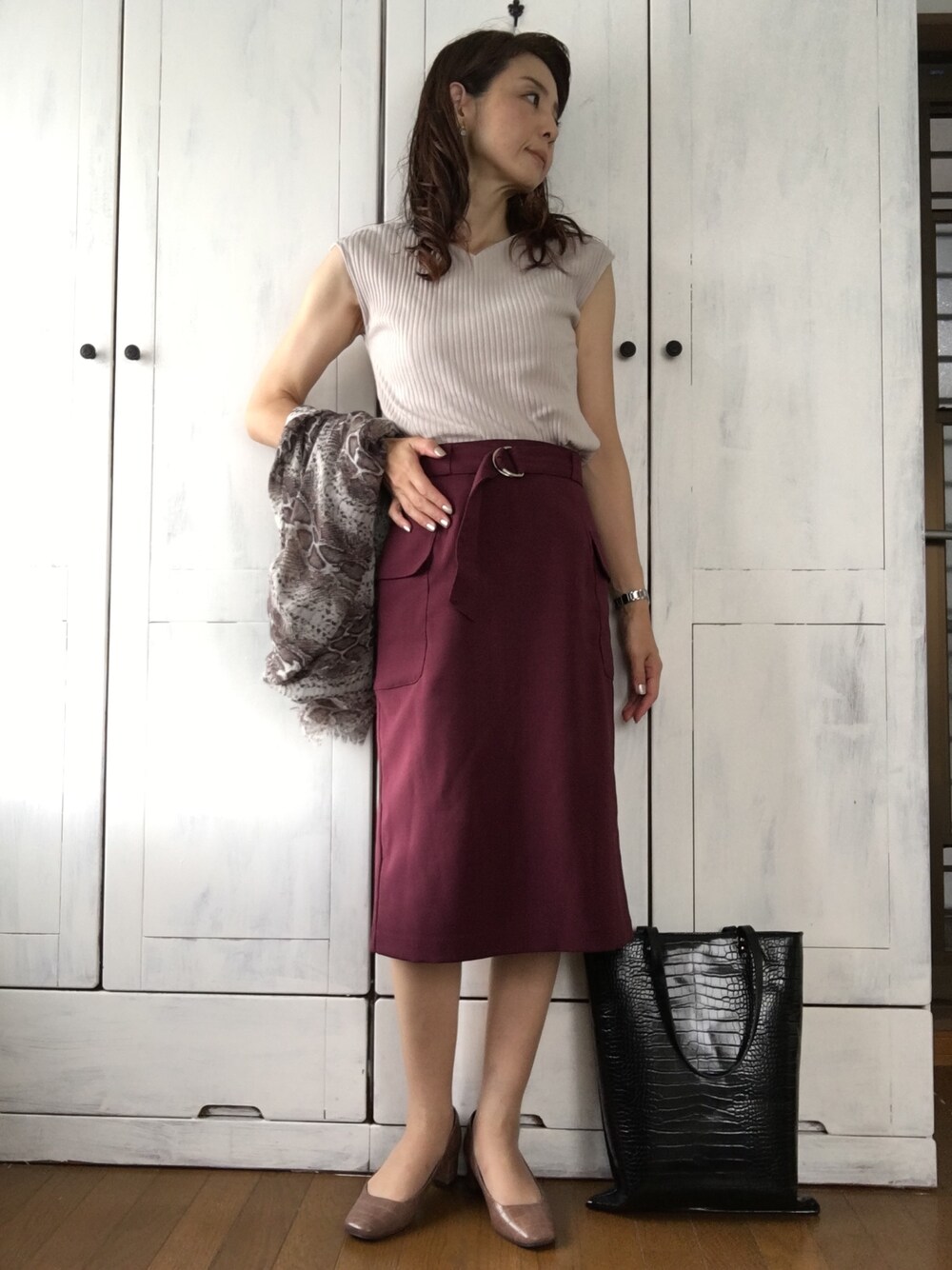 「大人トレンドカジュアル、ZARA、パイソン柄、秋コーデ、きれいめカジュアル、プチプラ、プチプラコーデ、仕事コーデ、タイトスカート、GU」｜「AG by aquagirlのアイテム（Tシャツ/カットソー、ベージュ系）」を使った、まゆみんさん（レディース・160cm）の秋コーディネートの1枚目の写真