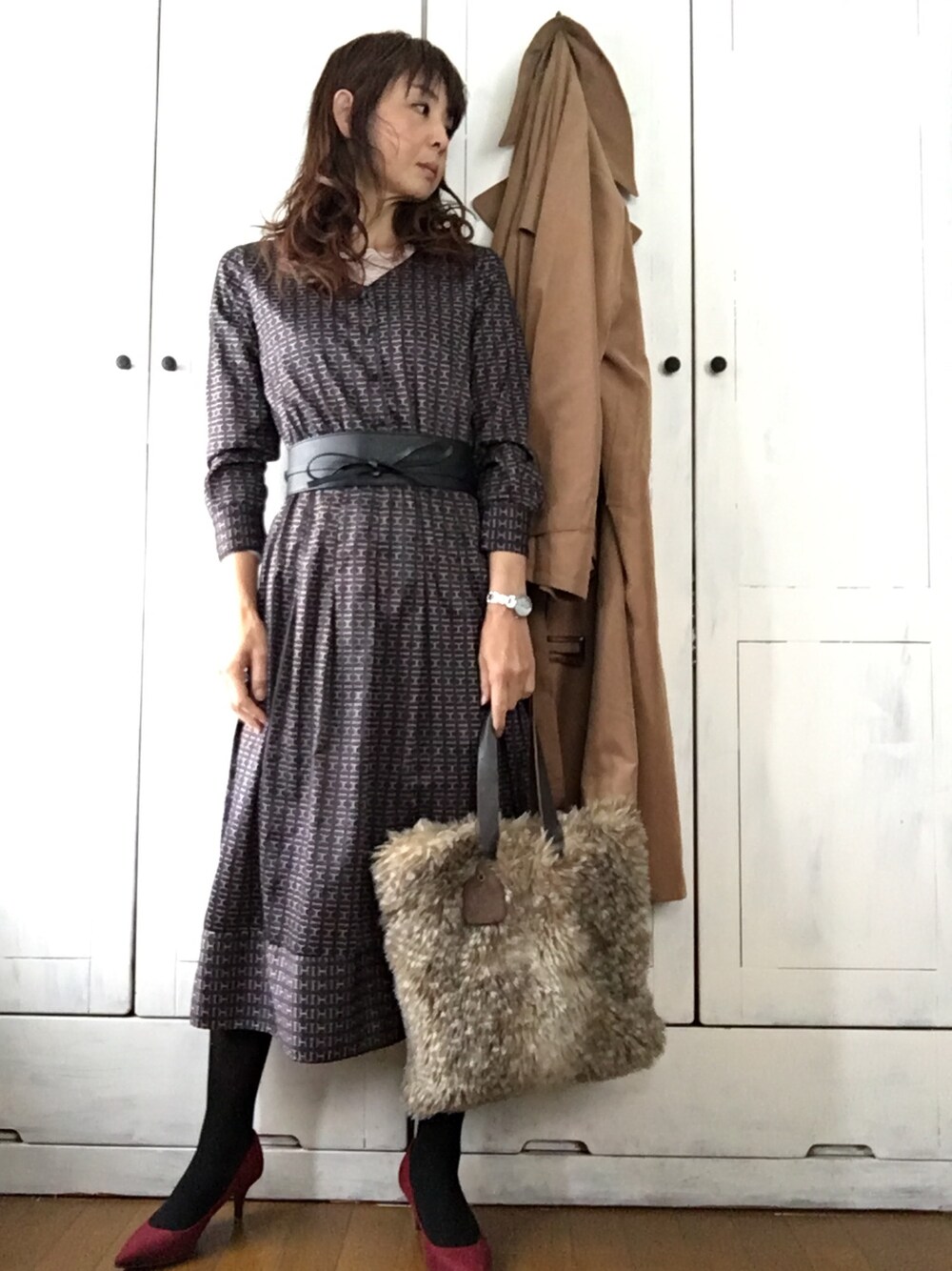 「ワンピース、レトロ柄、トレンチコート、キャンディスリーブ、サッシュベルト、マシュマロパンプス、ファーバッグ、ファー、40代女性、40代ファッション」｜「OPAQUE.CLIPのアイテム（ワンピース/ドレス、ブラック系）」を使った、まゆみんさん（レディース・160cm）の秋コーディネートの1枚目の写真