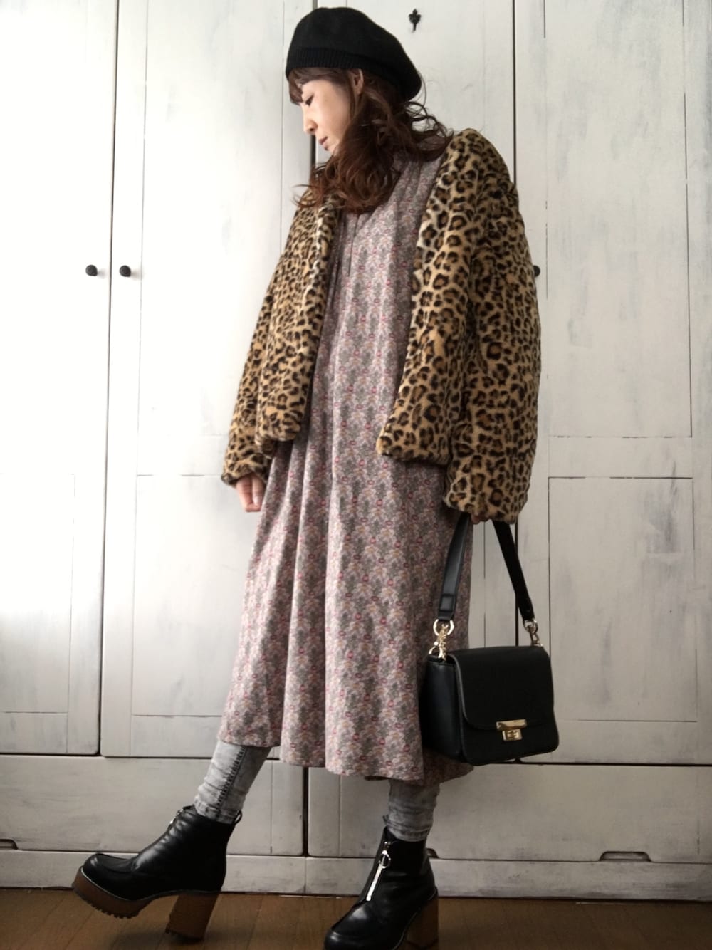 ピンク系のワンピース、ベージュ系のジャケット/アウター、ブラック系のバッグを着用したレディースの冬コーディネートの1枚目の写真