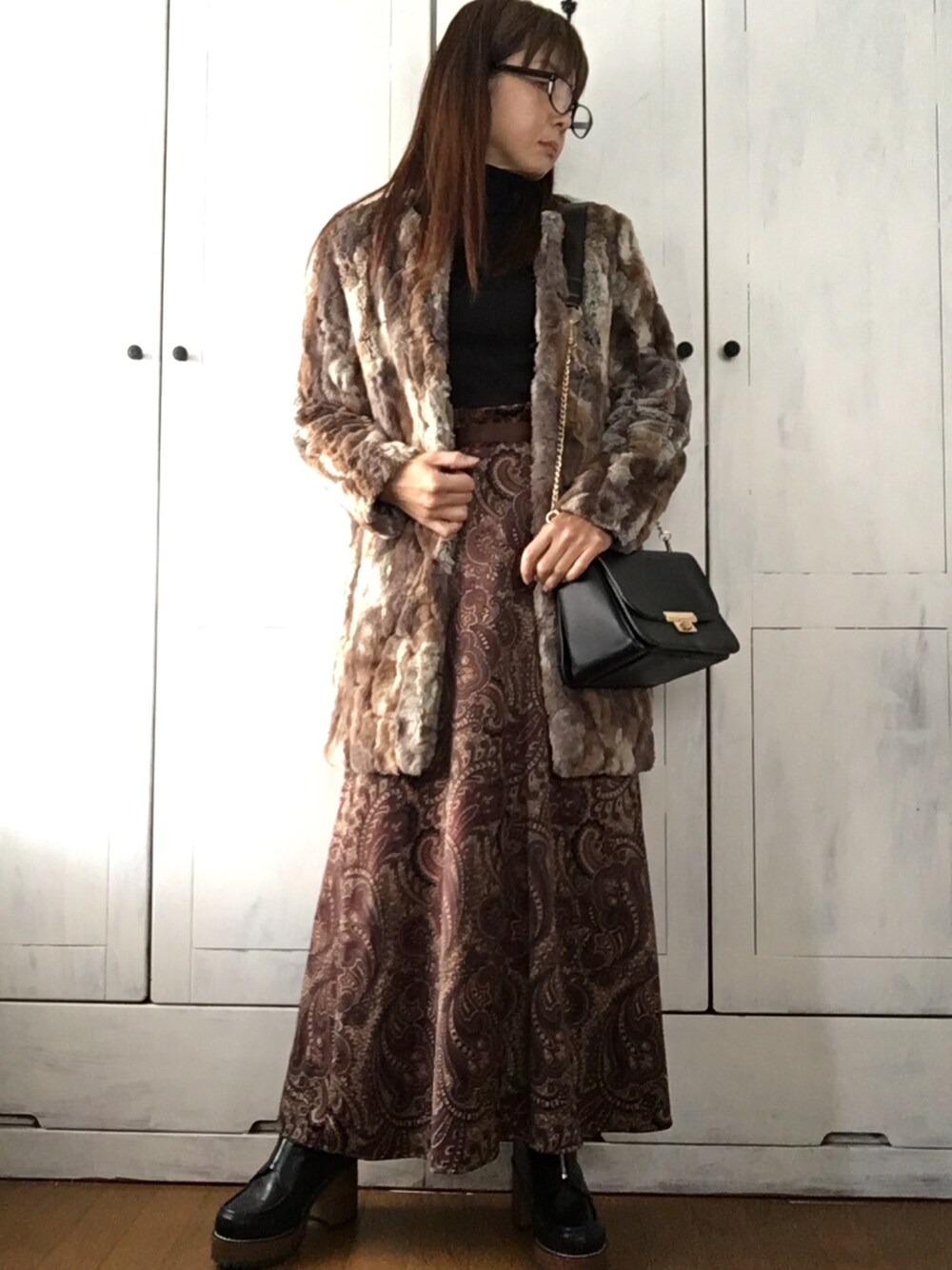 「冬アウター着回しチャレンジ、ファーコート、古着、ZOZO USED、40代女性、40代ファッション、ページボーイ、ロングスカート、ペイズリー、縦長シルエット」｜「Bou Jeloudのコート（その他アウター、ベージュ系）」を使った、まゆみんさん（レディース・160cm）の冬コーディネートの1枚目の写真