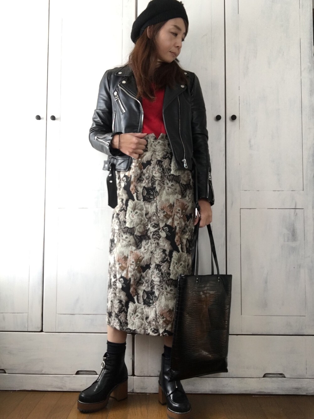 「ライダース、猫、タイトスカート、ベレー帽推奨委員会、赤、厚底ブーツ、オトナカジュアル、ZARA、40代女性、40代ファッション」｜「ZARAのアイテム（ライダースジャケット、ブラック系）」を使った、まゆみんさん（レディース・160cm）の冬コーディネートの1枚目の写真