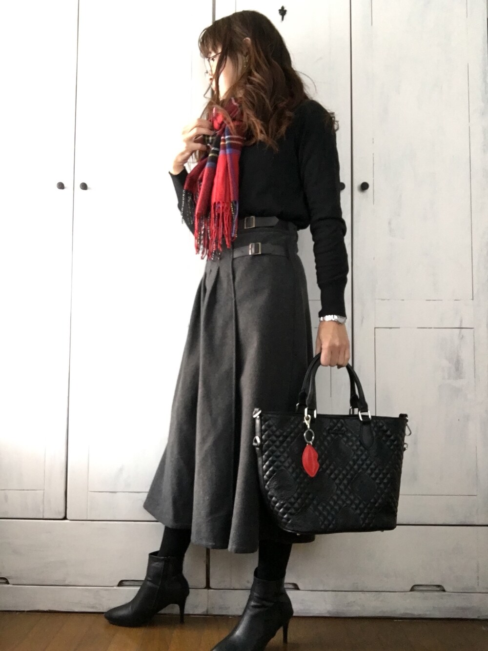「あたたかいスカート、セールの誘惑、赤チェック、デシグアル、くちびる、マンダラ、仕事着、40代ファッション、好きな服を着隊、好きな服を好きなように着る🐷💕」｜「Desigualの「Desigual/デシグアル」 ハンドバッグ（ハンドバッグ、ブラック系）」を使った、まゆみんさん（レディース・160cm）の冬コーディネートの1枚目の写真