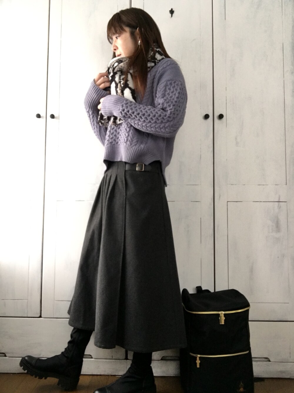「あたたかいスカート、パイソン柄、蛇柄、ニーハイブーツ、ママファッション、くすみカラー、GU、サマンサ モスモス(Samansa Mos2)、アラフィフ、40代ファッション」｜「無印良品のアイテム（Tシャツ/カットソー、ホワイト系）」を使った、まゆみんさん（レディース・160cm）の冬コーディネートの1枚目の写真