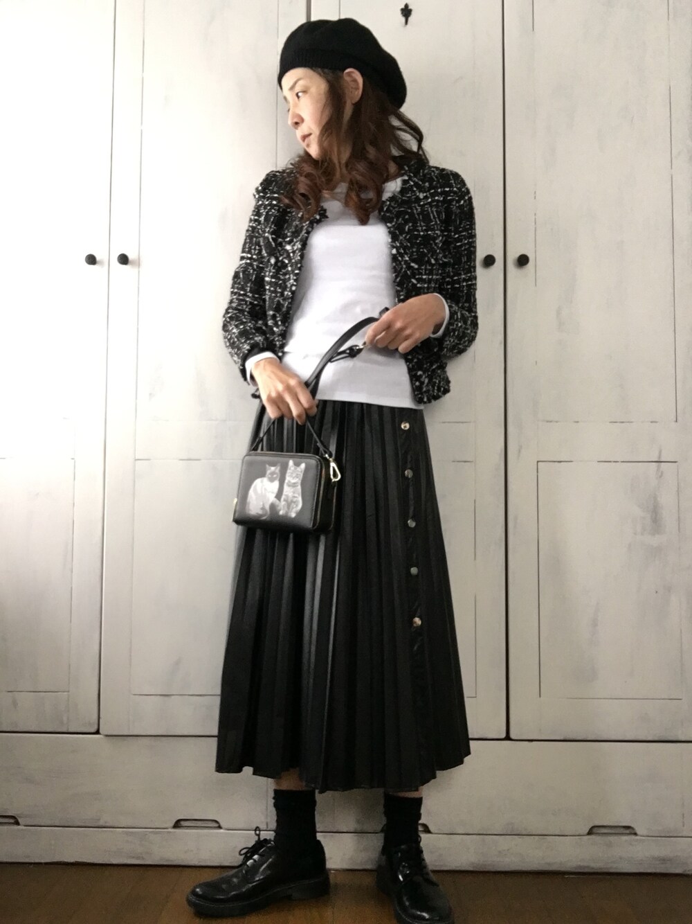 「ツイード、白ティー、ZARA、レザースカート、オジ靴、ベレー帽推奨委員会、モノトーン、猫、猫柄、40代ファッション」｜「Ninarobeのツイードノーカラージャケット（ノーカラージャケット、ブラック系）」を使った、まゆみんさん（レディース・160cm）の冬コーディネートの1枚目の写真
