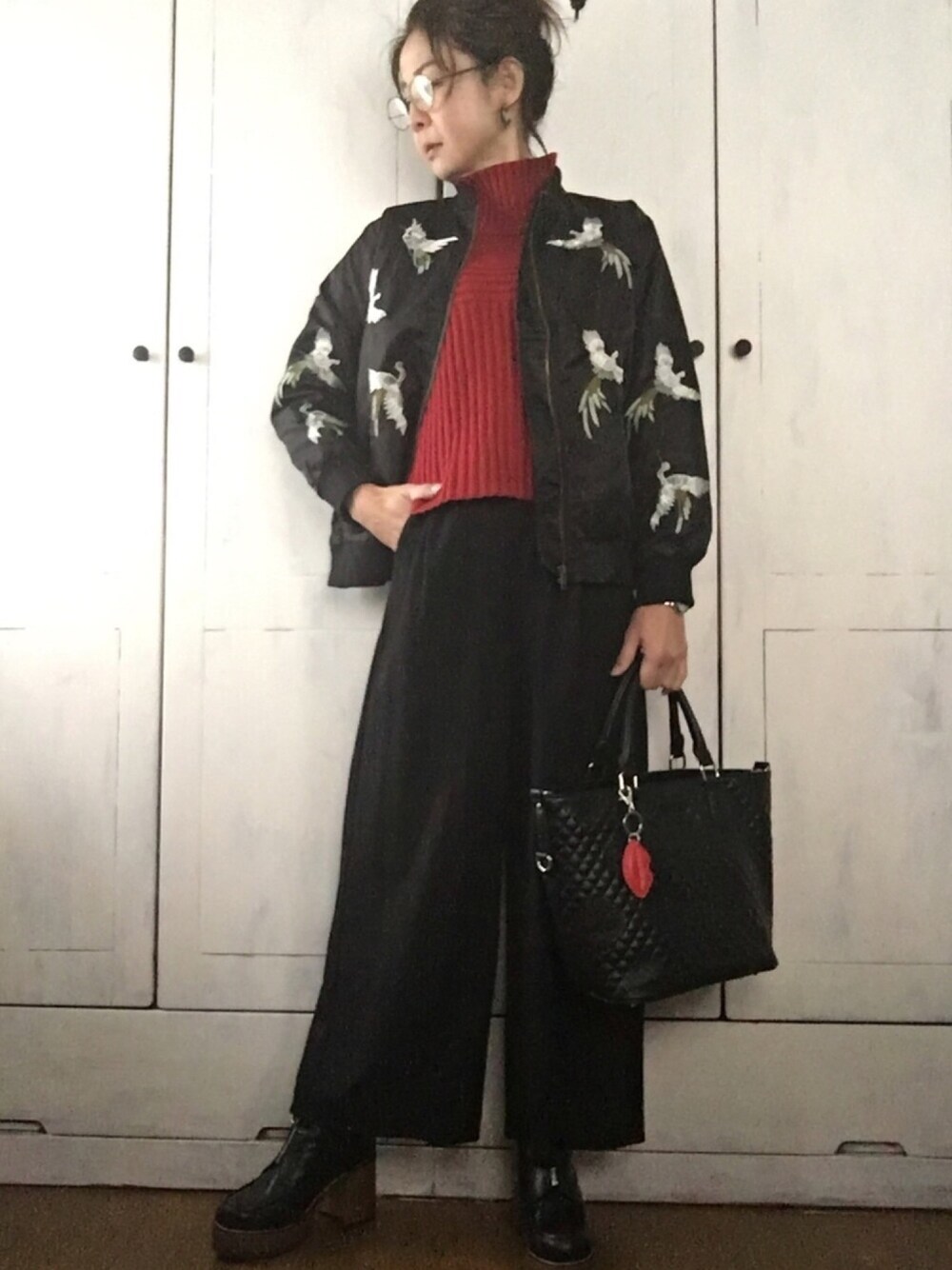 「浜ちゃん、スカジャン、刺繍ブルゾン、ワイトパンツ、赤、デシグアル、くちびる、仕事コーデ、ママコーデ、40代女性」｜「Re:EDITの今日のアウター（MA-1、ブラック系）」を使った、まゆみんさん（レディース・160cm）の春コーディネートの1枚目の写真