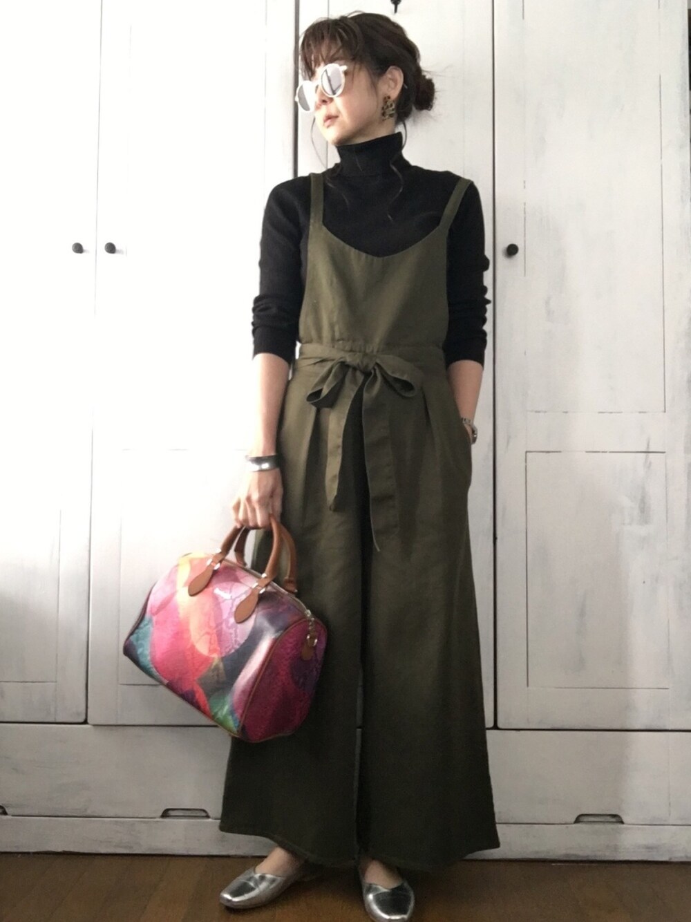 「サロペット、デシグアル、パイソン柄、カラフルパイソン、プチプラ、ワイドパンツ、ウエストリボン、仕事着、前髪まきまき、ママコーデ」｜「andmeの綿ツイルウエストリボンワイドサロペット オールインワン（サロペット/オーバーオール、グリーン系）」を使った、まゆみんさん（レディース・160cm）の春コーディネートの1枚目の写真