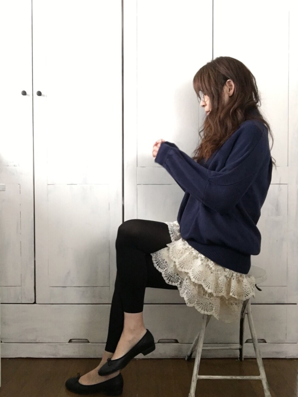 ブルー系のニット/セーター、ホワイト系のその他パンツ、ブラック系のバレエシューズを着用したレディースの春コーディネートの1枚目の写真