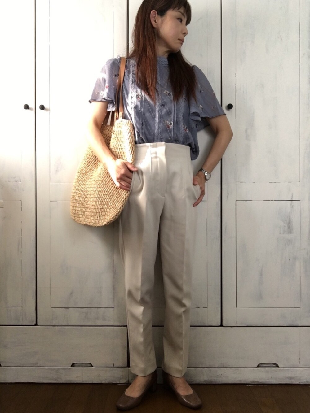 「春夏コーデ、ハイウエストパンツ、ハイネック、花柄トップス、花柄ブラウス、白パンツ、ザツザイバッグ、仕事コーデ、大人カジュアル、アラフィフ」｜「AS KNOW AS PINKYのアイテム（シャツ/ブラウス、ブルー系）」を使った、まゆみんさん（レディース・160cm）の春コーディネートの1枚目の写真
